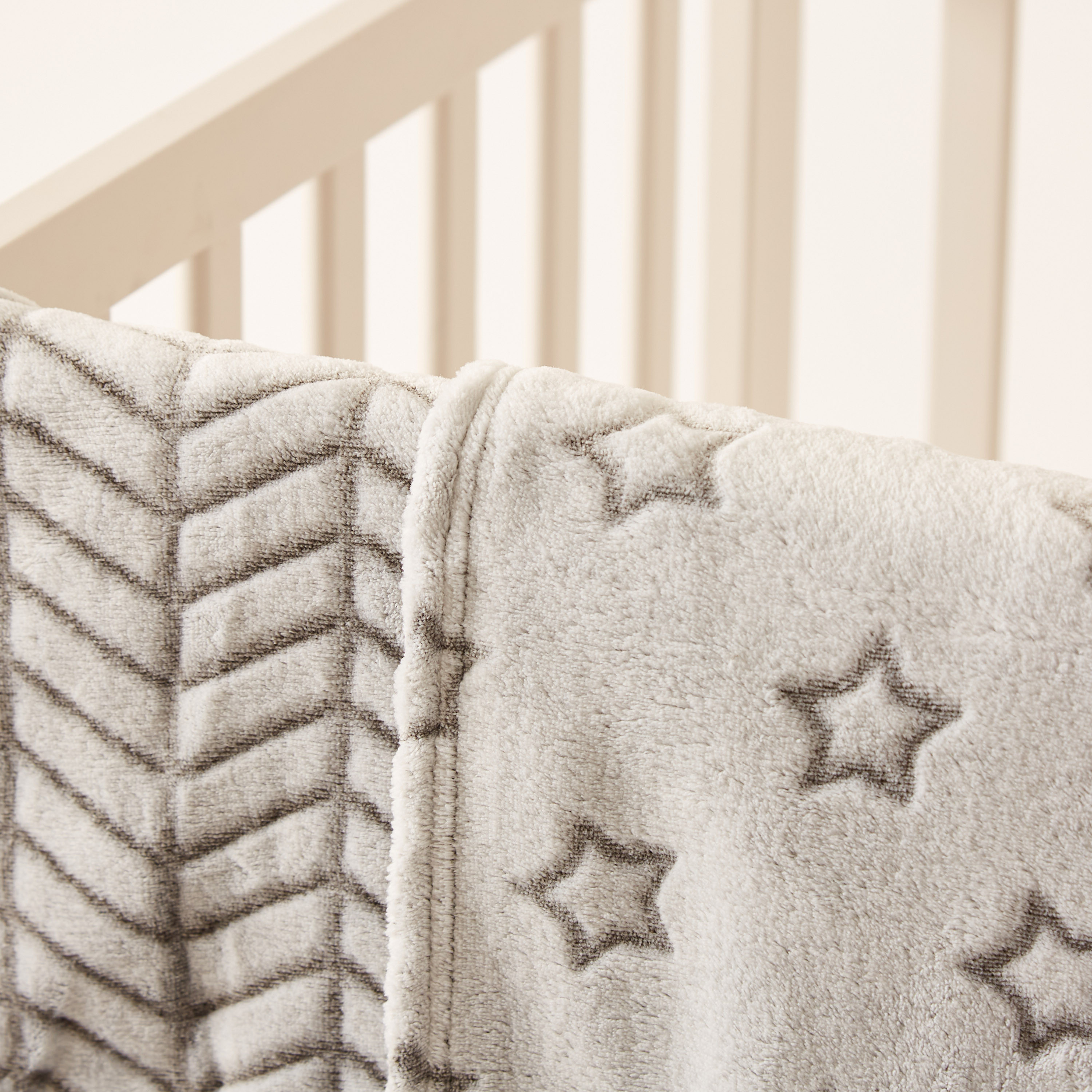 بطانية صوف كورال من جونيورز - طقم من قطعتين-baby-nursery-blanketsandswaddles-blanketsandquilts-image-2