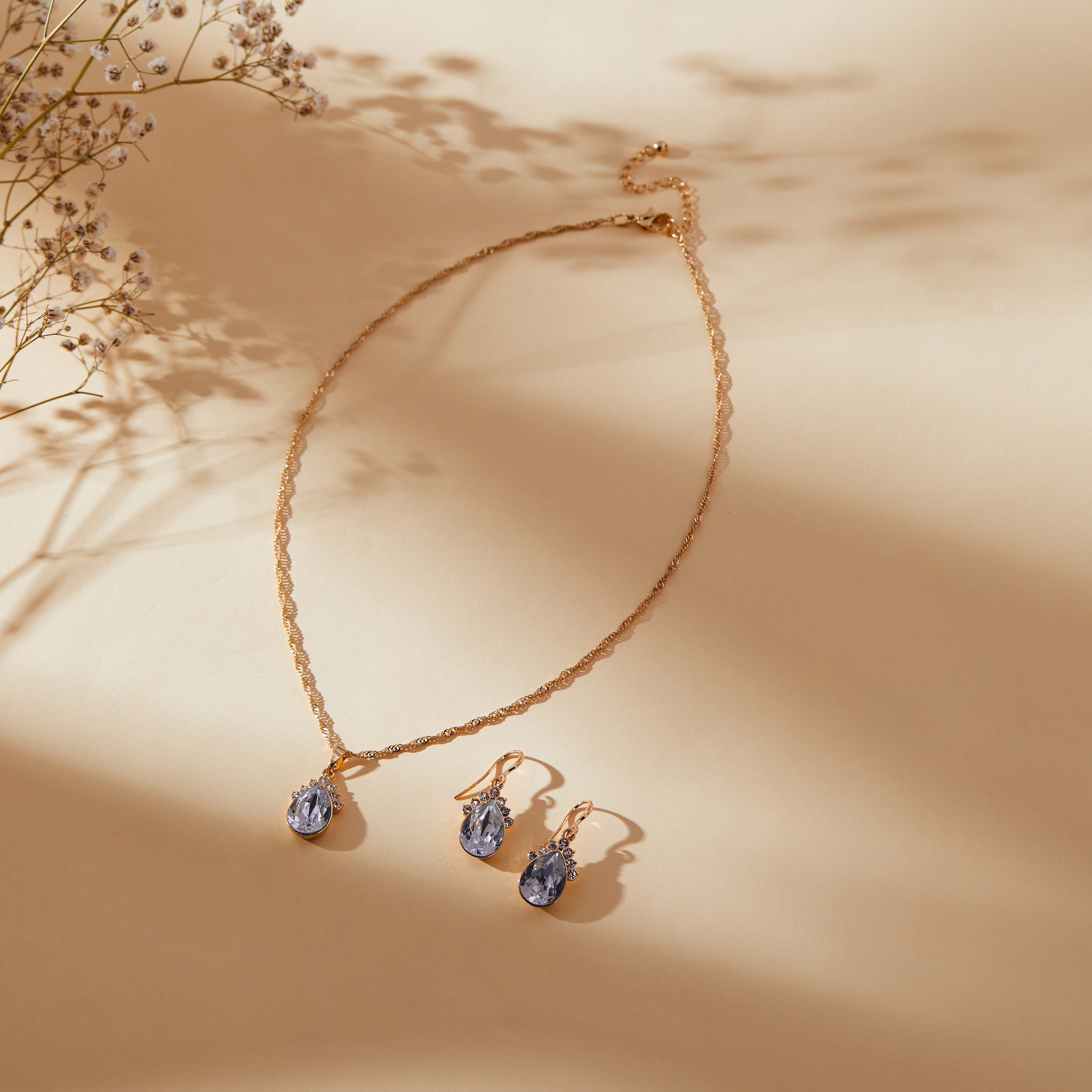 طقم حلق وعقد بدلاية دمعة مرصع بالأحجار والكريستال-women-watchesandjewellery-jewellery-jewellerysets-image-1