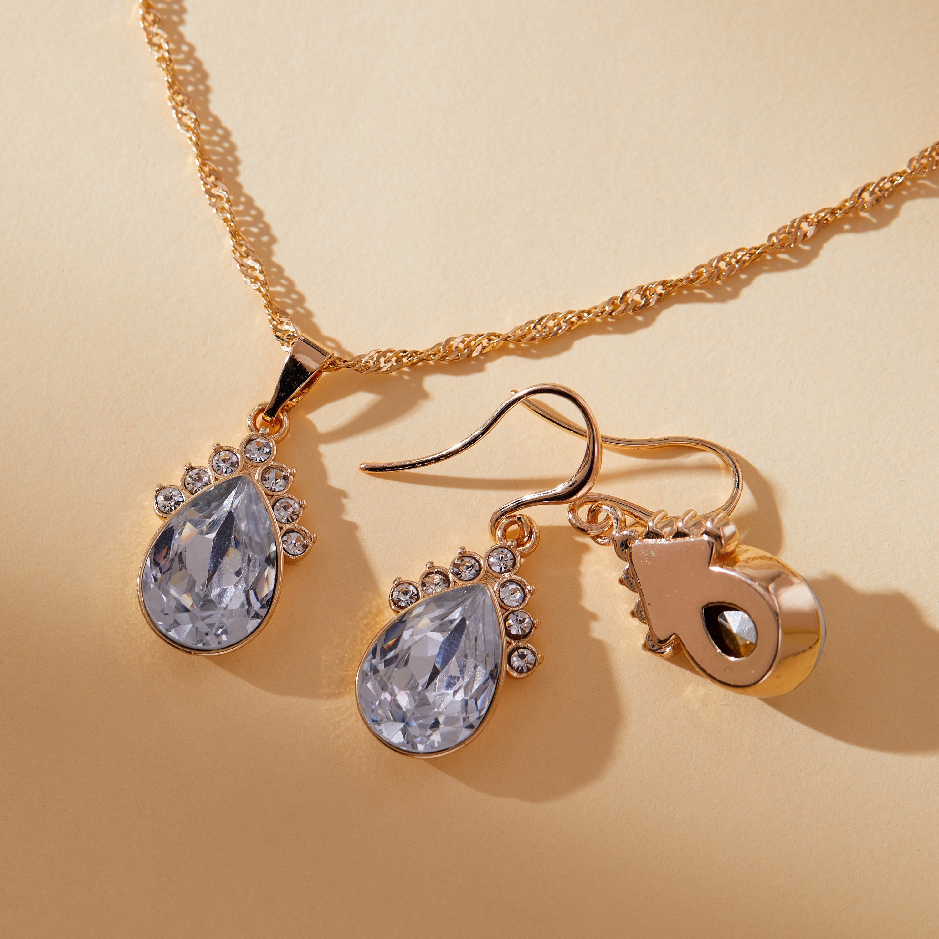 طقم حلق وعقد بدلاية دمعة مرصع بالأحجار والكريستال-women-watchesandjewellery-jewellery-jewellerysets-image-4