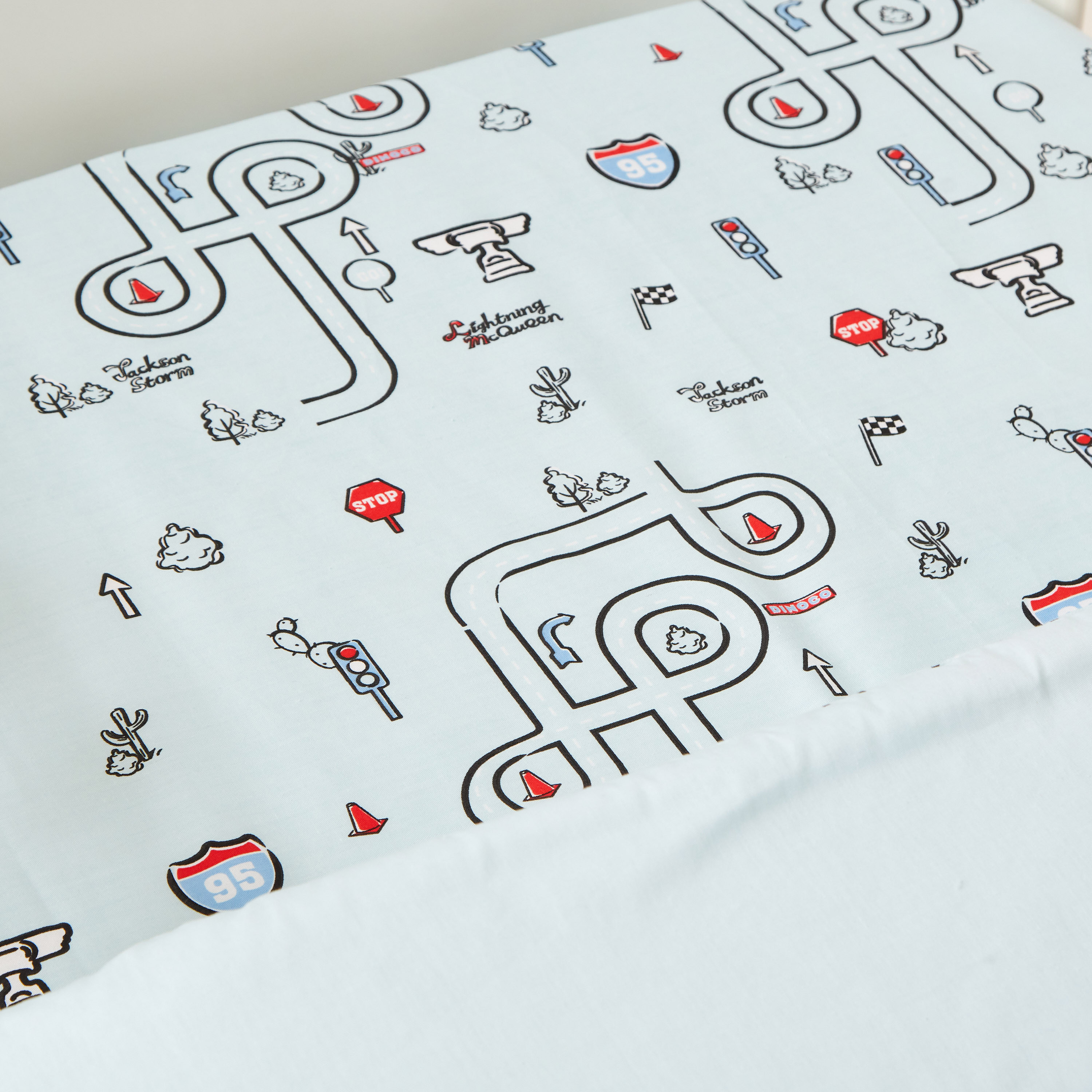 طقم لحاف أطفال 3 قطع بطبعات كارز من ديزني - 140x180 سم-baby-nursery-toddlerbedding-image-5