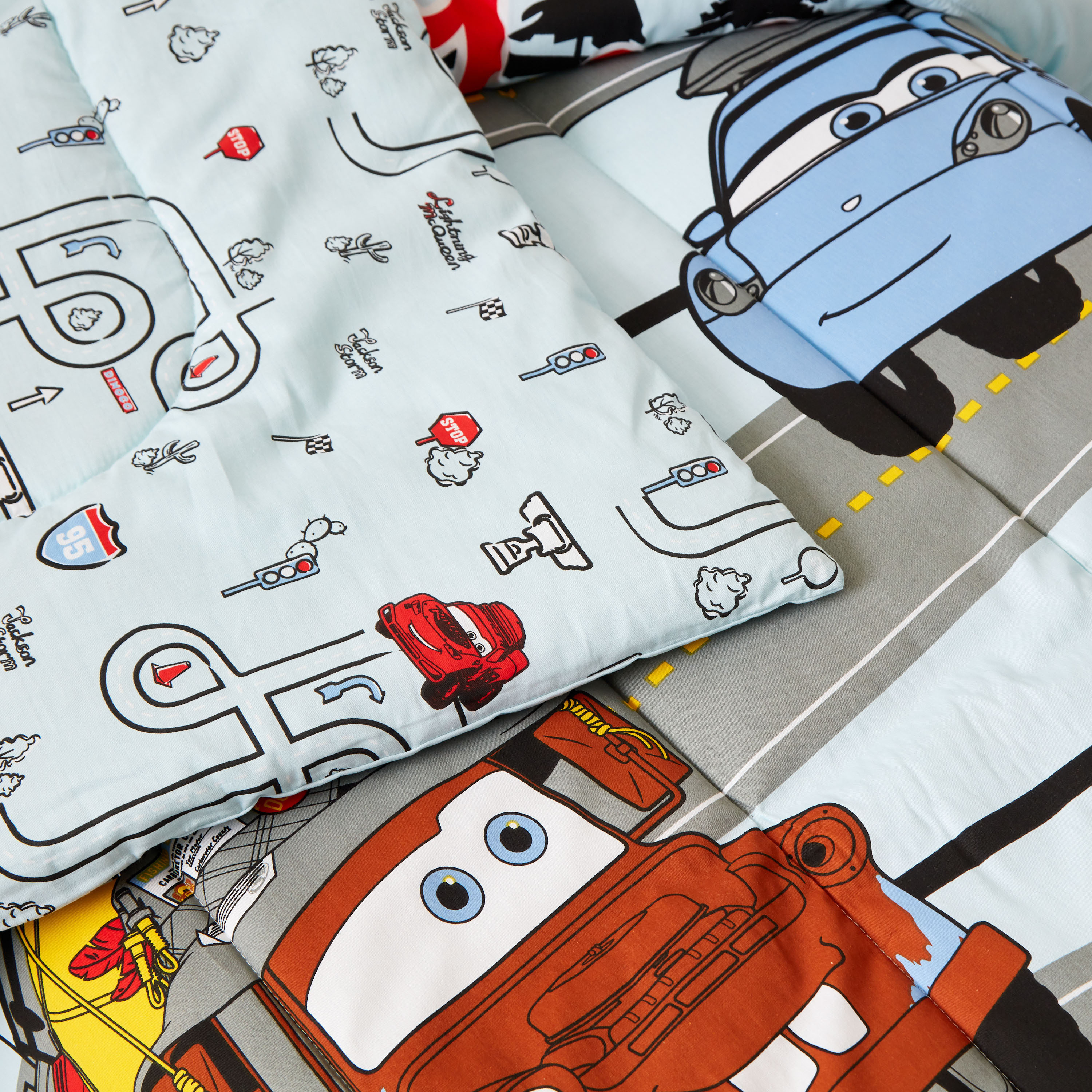 طقم لحاف أطفال 3 قطع بطبعات كارز من ديزني - 140x180 سم-baby-nursery-toddlerbedding-image-6