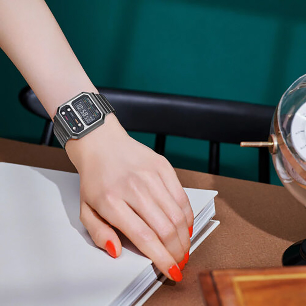 كاسيو ساعة رقمية بسوار رمادي من استانليس ستيل للجنسين - A100WEGG-1A2DF-men-watchesandjewellery-watches-image-2