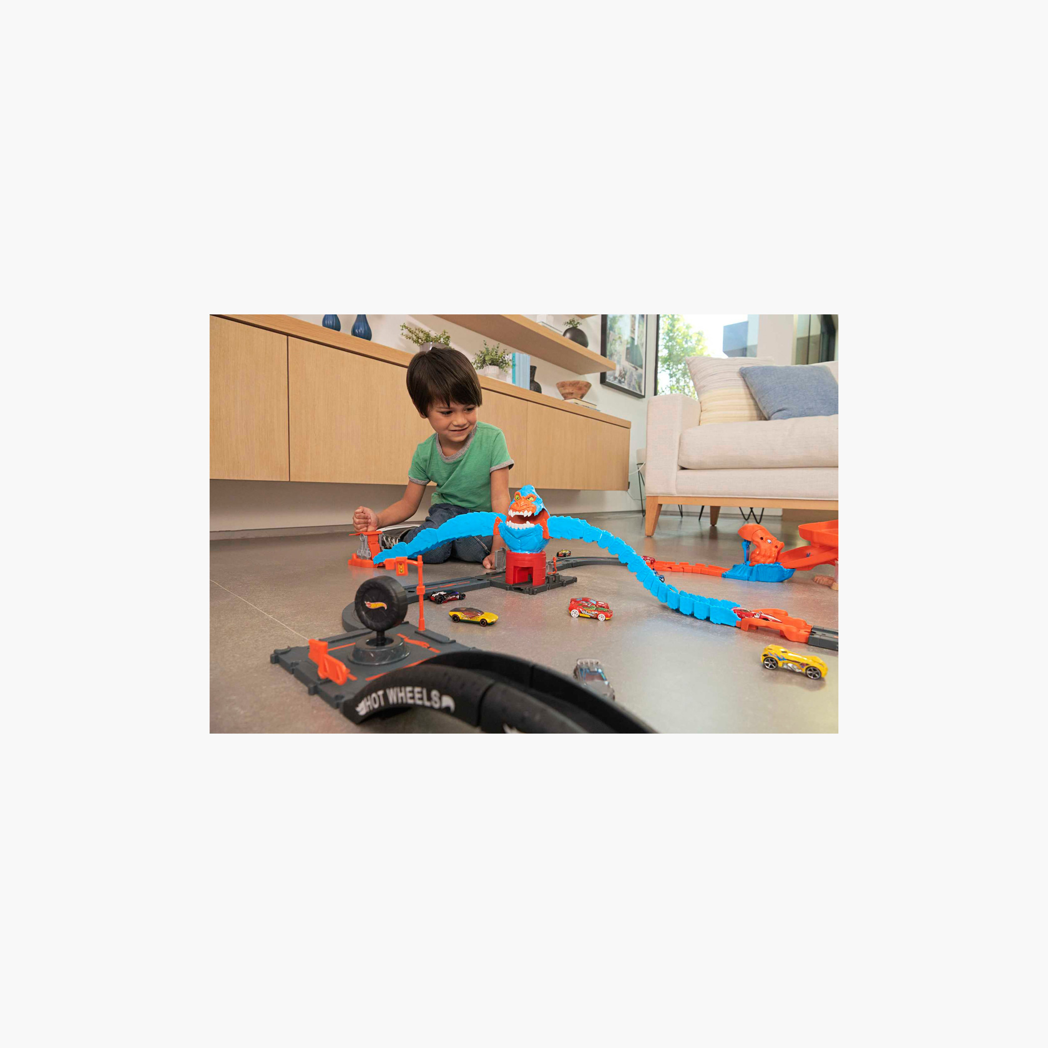 Hot Wheels City Wreck & Ride Gorilla Attack with 1 Car, Gas Station Theme, For Kids 4 to 8 Years Old-toys-playvehicles-vehicleplaysets-image-2