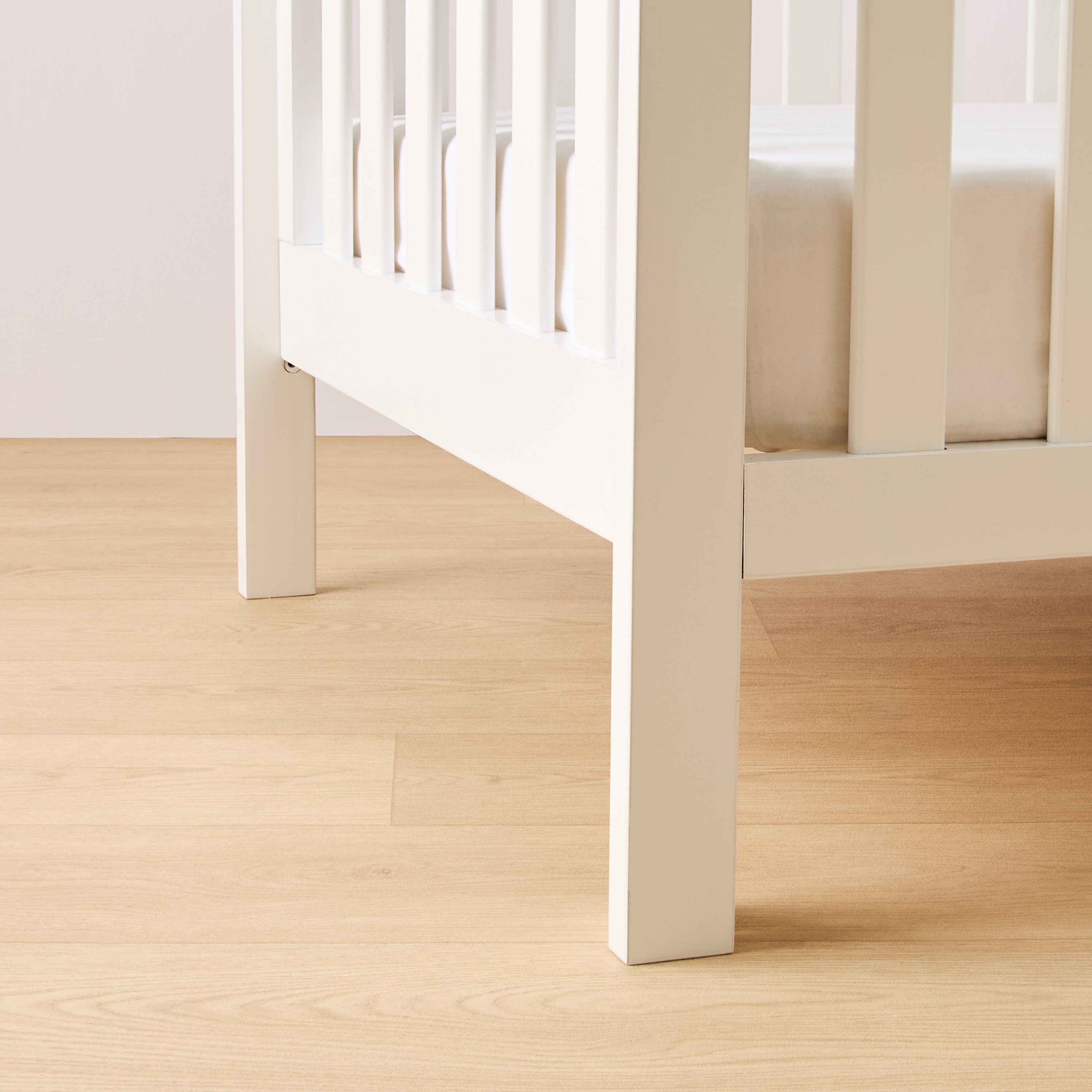 سرير أطفال سوليد مابل من جونيورز-baby-nursery-furniture-cribsandbeds-babycribs-image-1