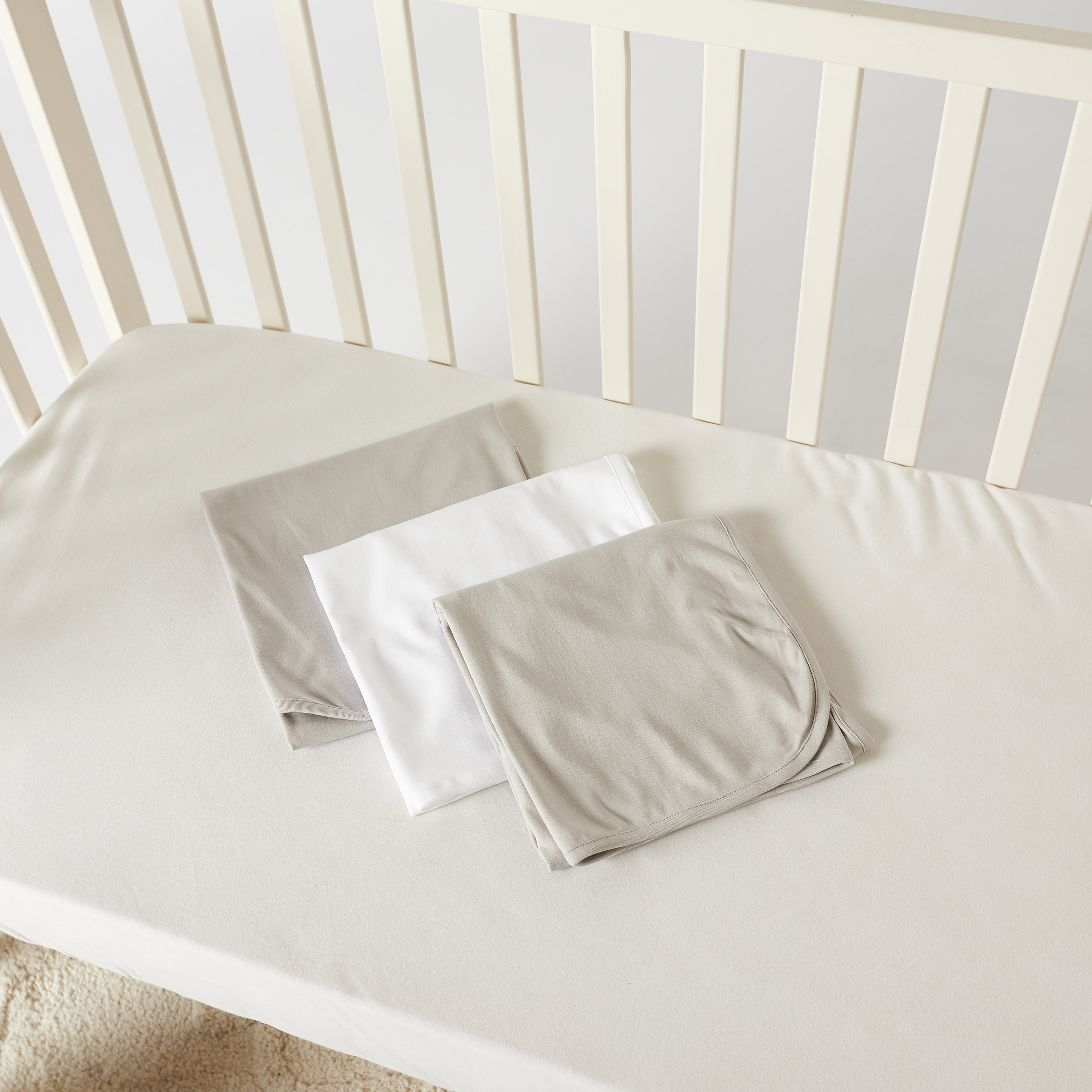 بطانية سادة لحديثي الولادة من جونيورز - طقم من 3 قطع-baby-nursery-blanketsandswaddles-receivingblankets-image-1
