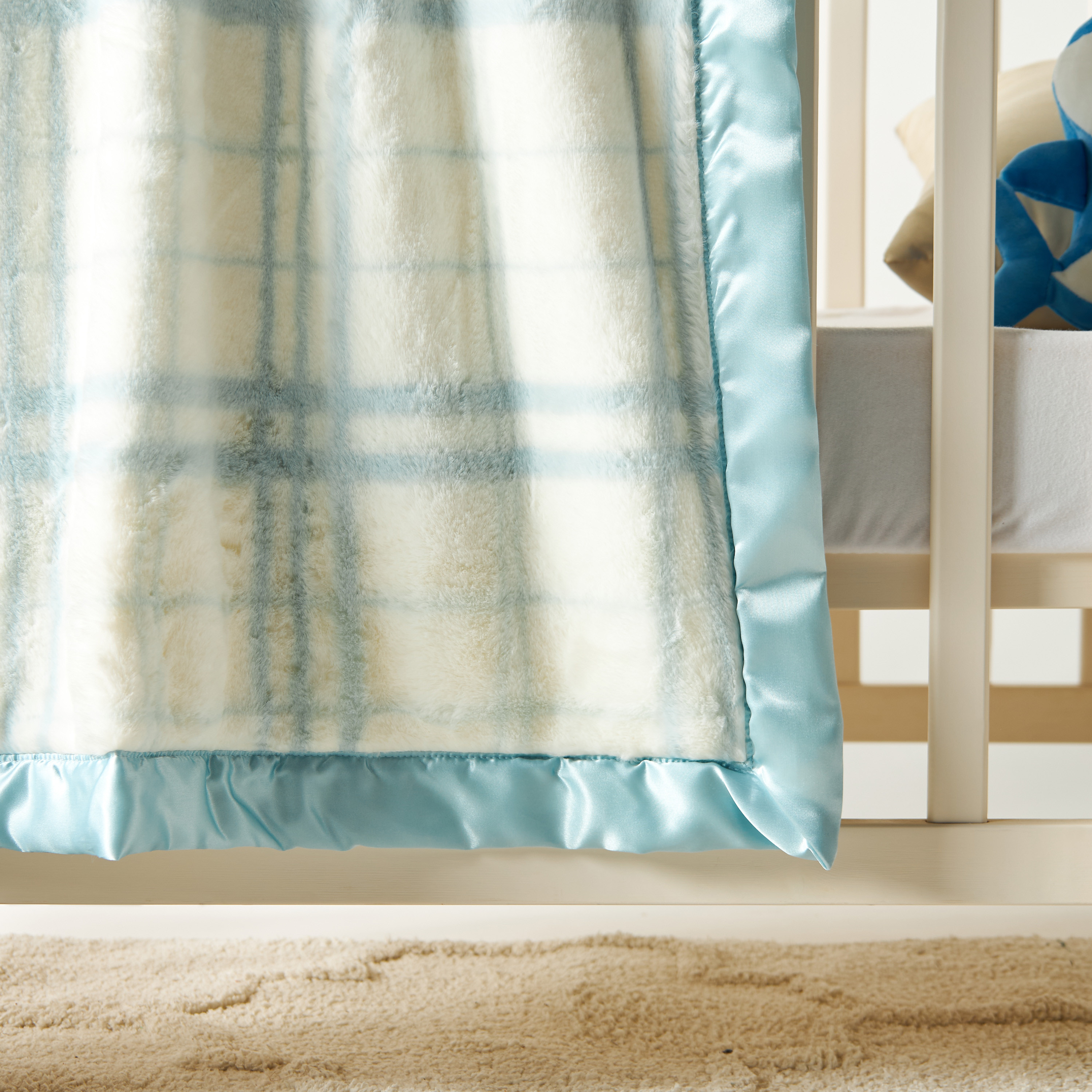 بطانية فرو صناعي مربعات من جونيورز- 76x102 سم-baby-nursery-blanketsandswaddles-blanketsandquilts-image-3