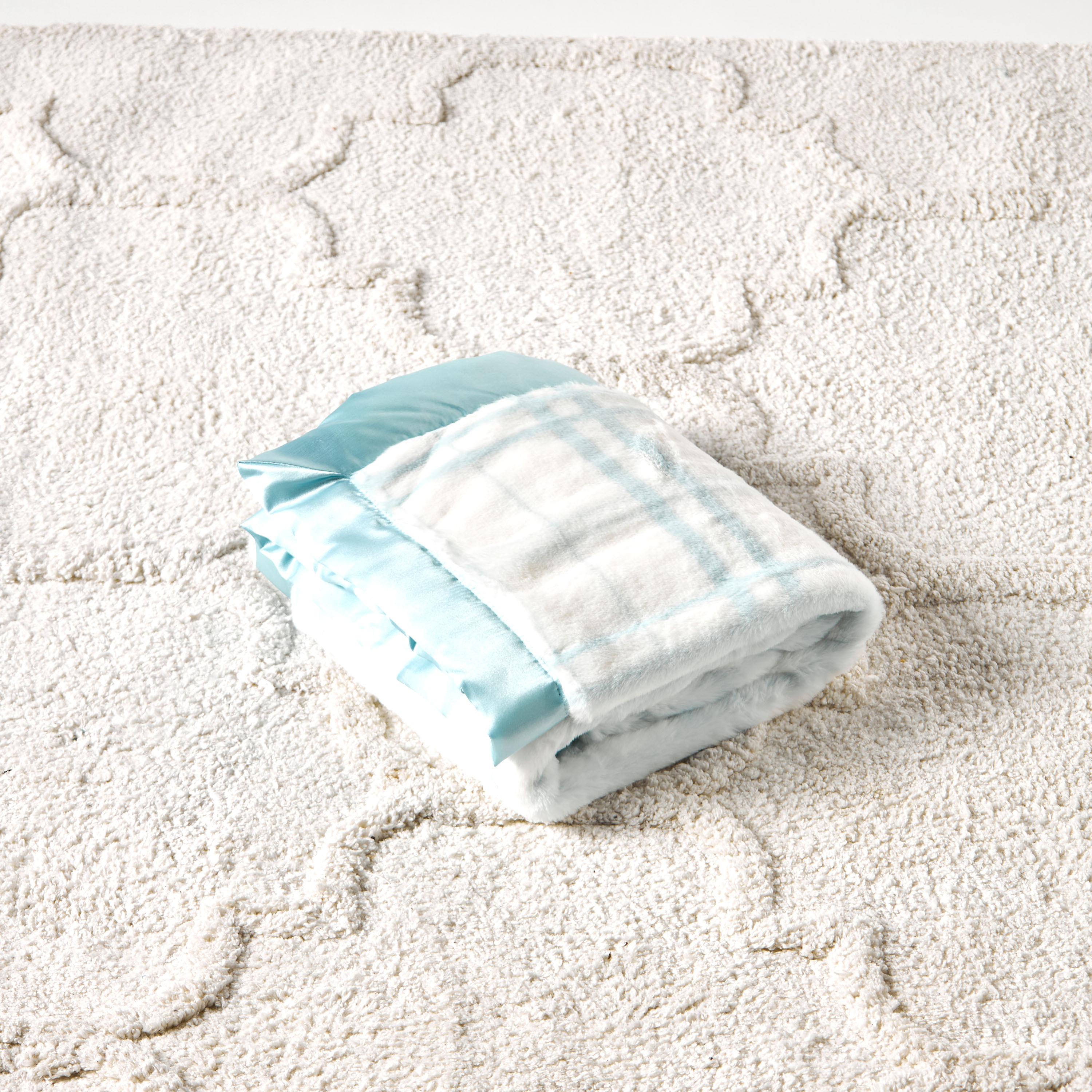 بطانية فرو صناعي مربعات من جونيورز- 76x102 سم-baby-nursery-blanketsandswaddles-blanketsandquilts-image-4