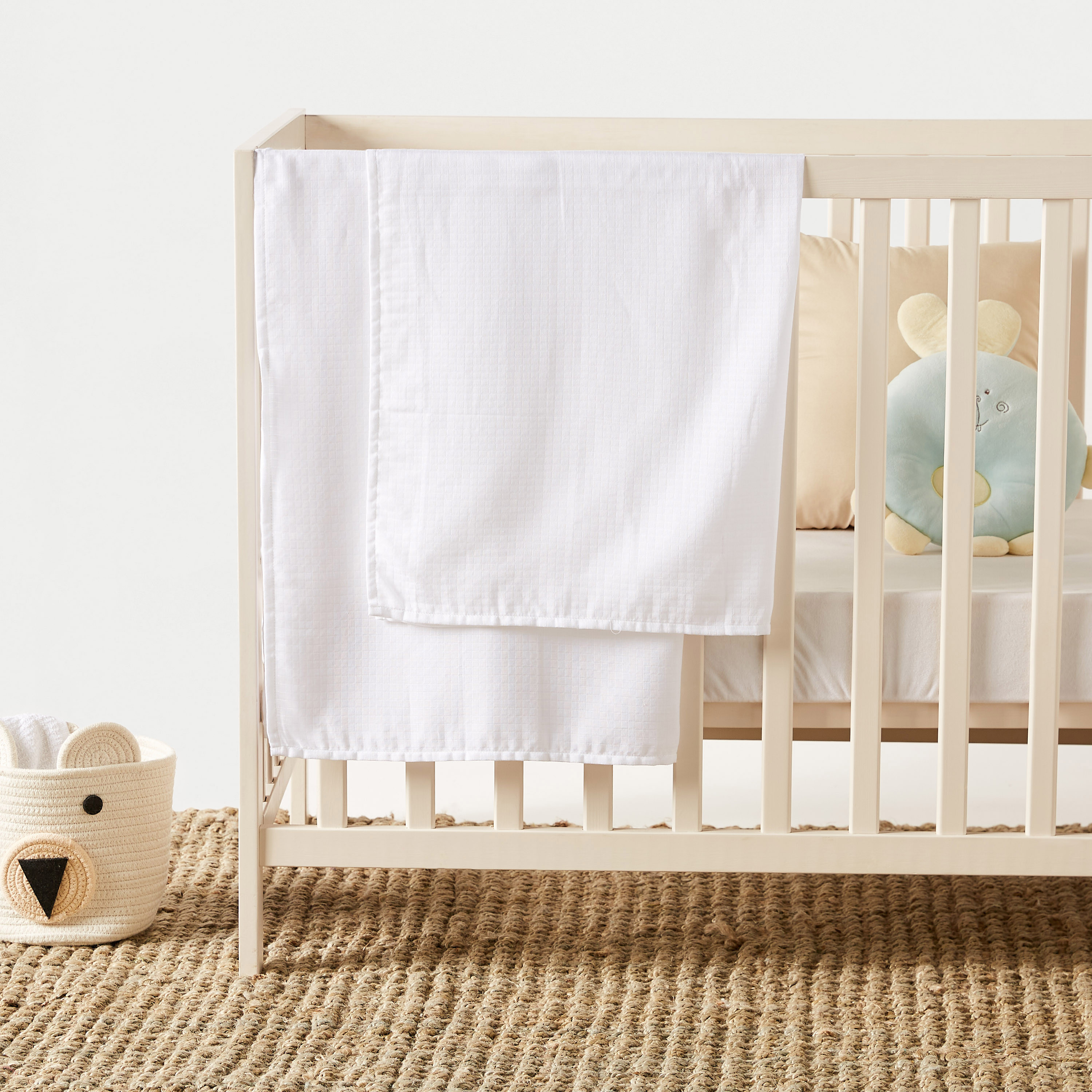 قماط بارز الملمس من جونيورز - طقم من قطعتين-baby-nursery-blanketsandswaddles-swaddlesandsleepingbags-image-1