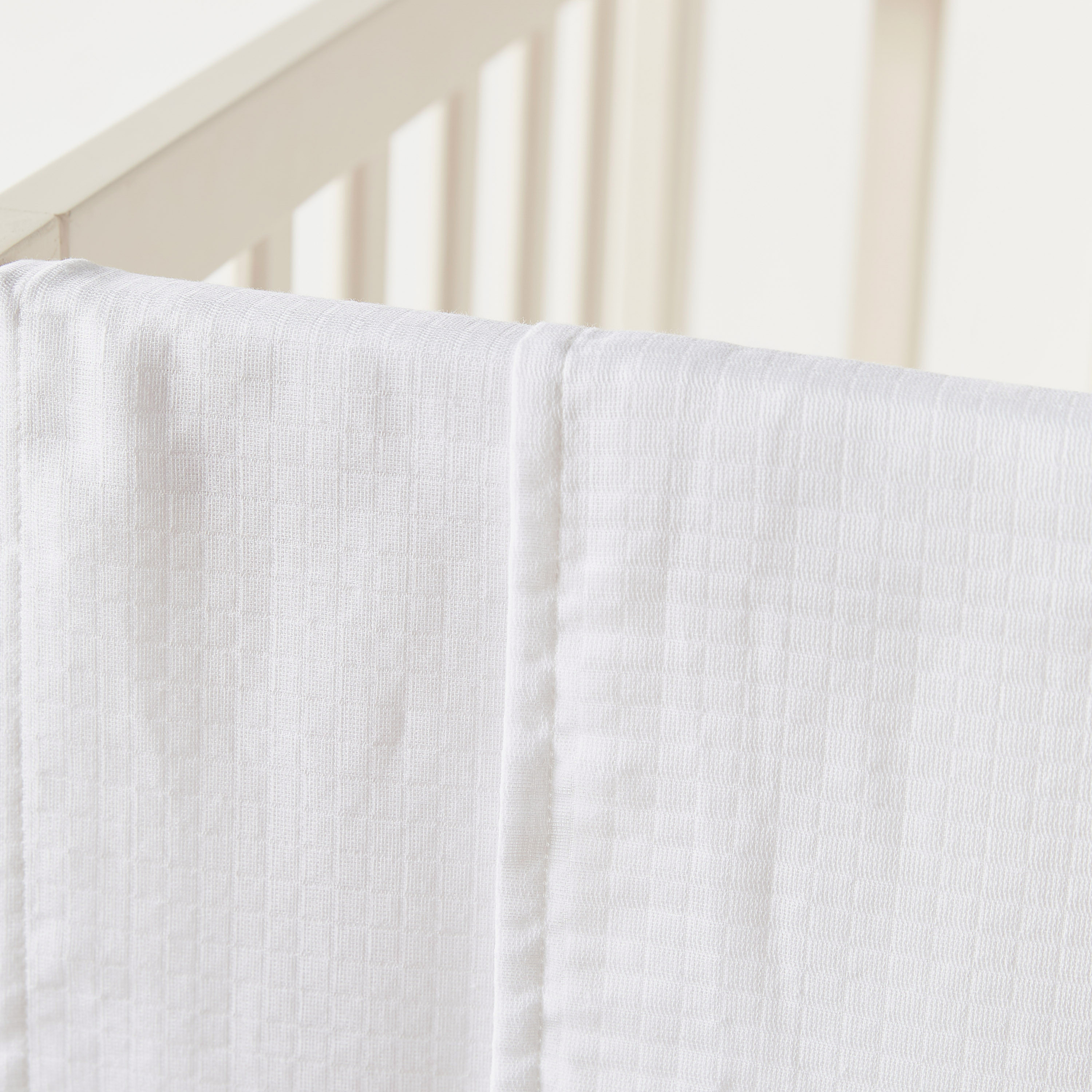 قماط بارز الملمس من جونيورز - طقم من قطعتين-baby-nursery-blanketsandswaddles-swaddlesandsleepingbags-image-2