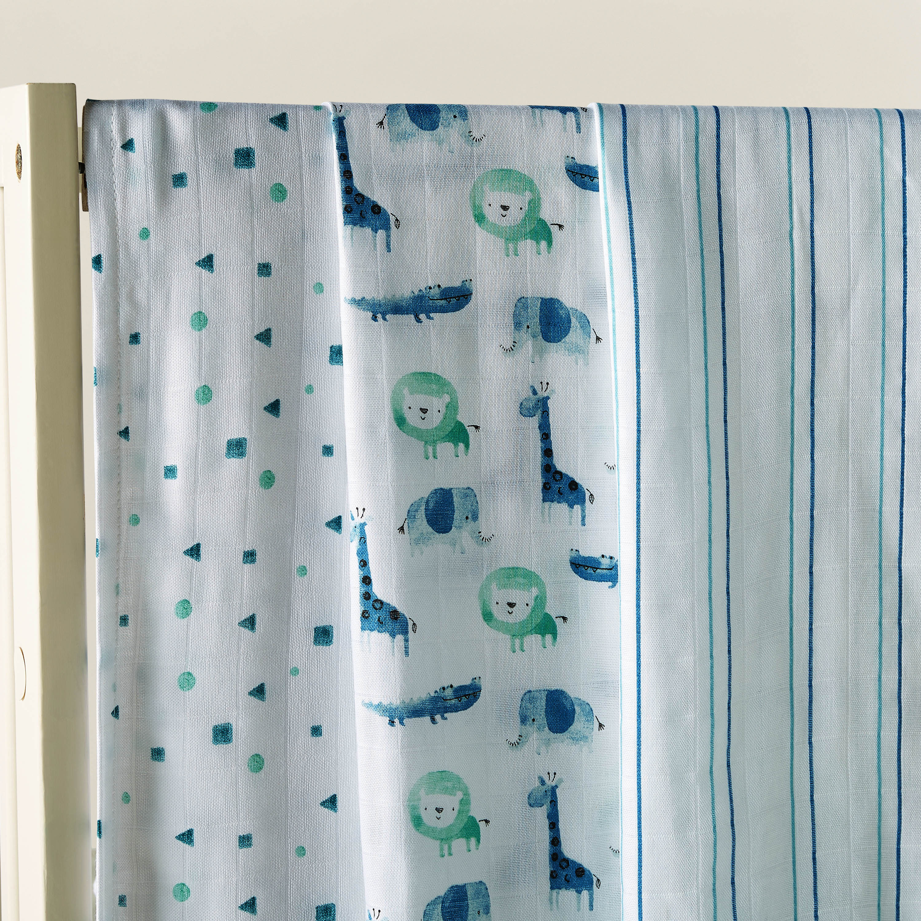 طقم بطانيات تقميط من موسلين الخيرزان 3 قطع بطبعات من جيجلز - 120x120 سم-baby-nursery-blanketsandswaddles-swaddlesandsleepingbags-image-2