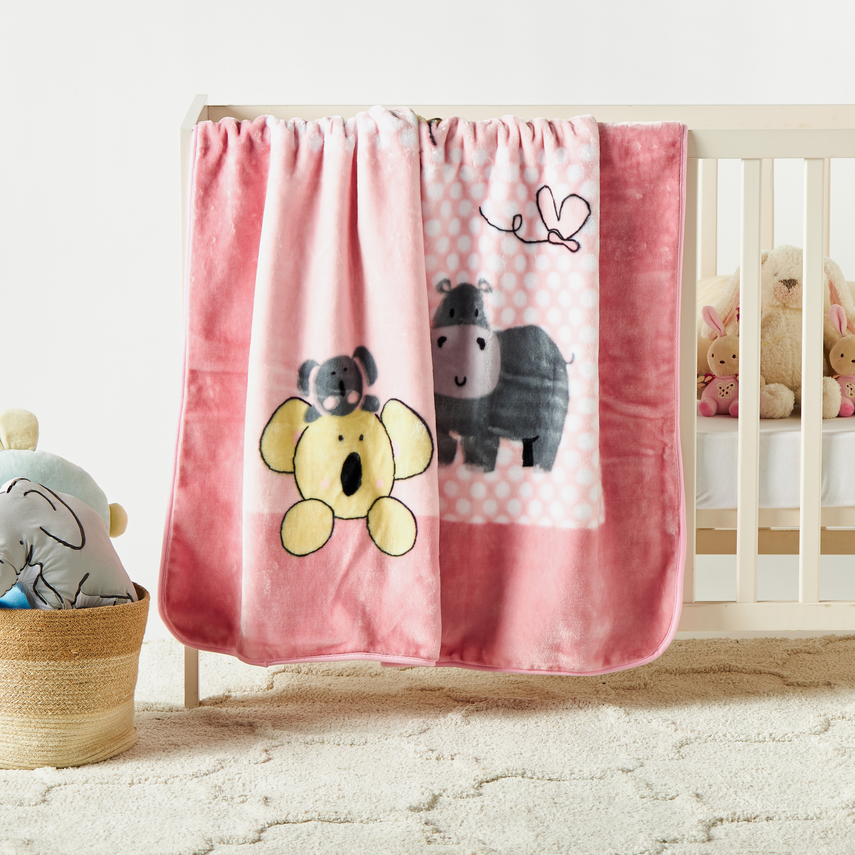 Bassinet blanket outlet