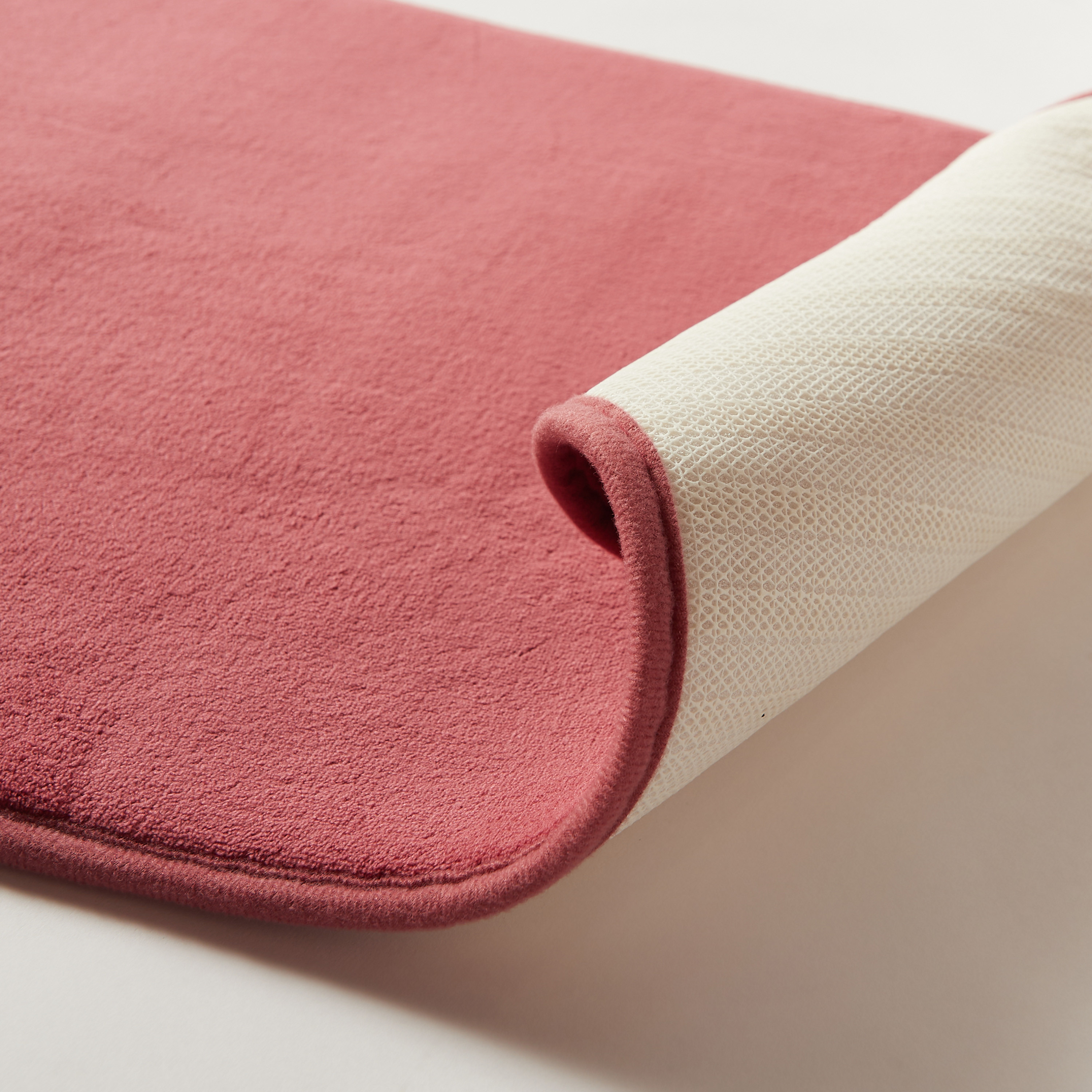 سجادة حمّام ألياف دقيقة سادة - 45x75 سم-household-bathandlaundry-bathlinen-bathmatsandtubmats-image-3