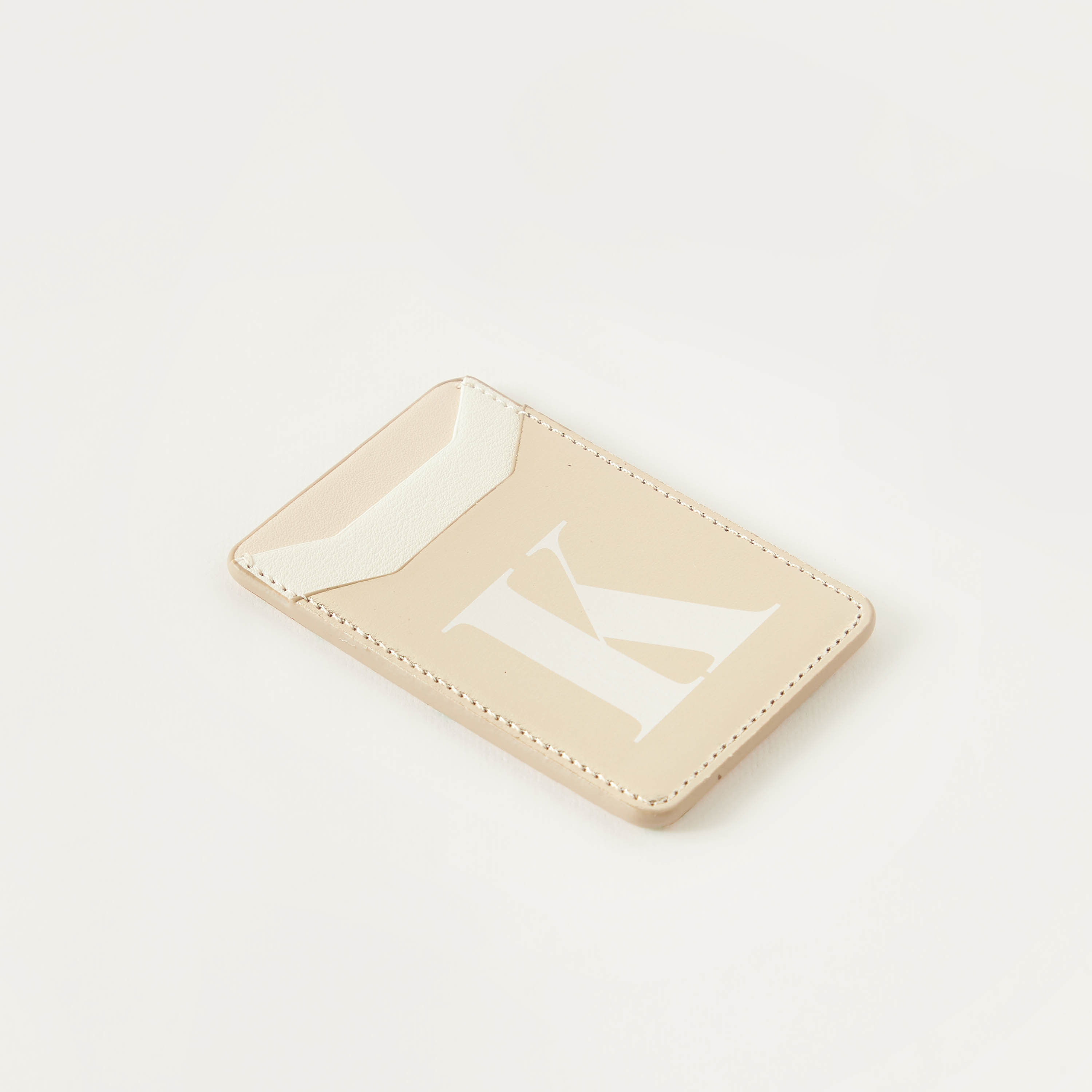 حامل بطاقات بطبعات بحرف K-women-bagsandwallets-wallets-image-2