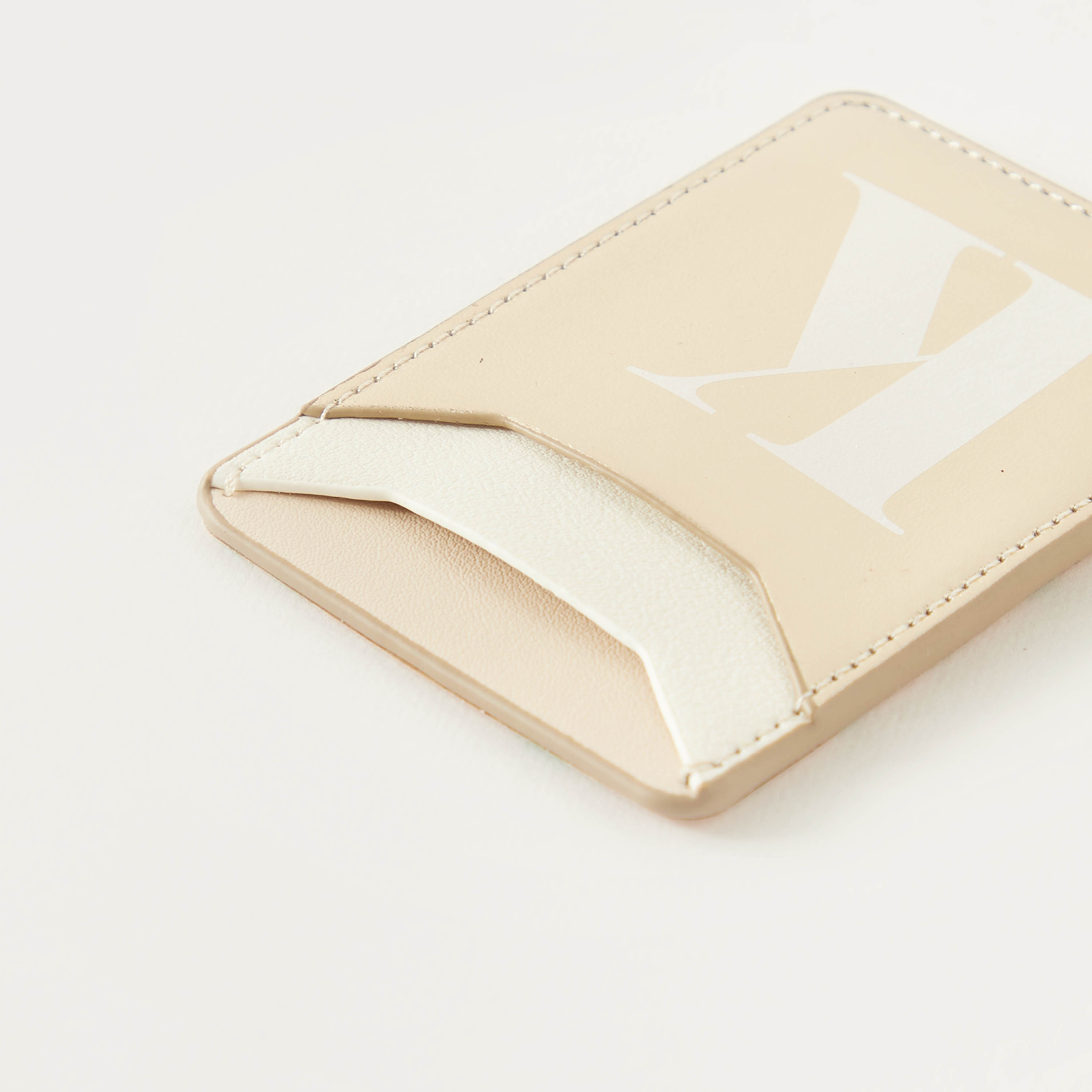 حامل بطاقات بطبعات بحرف K-women-bagsandwallets-wallets-image-3