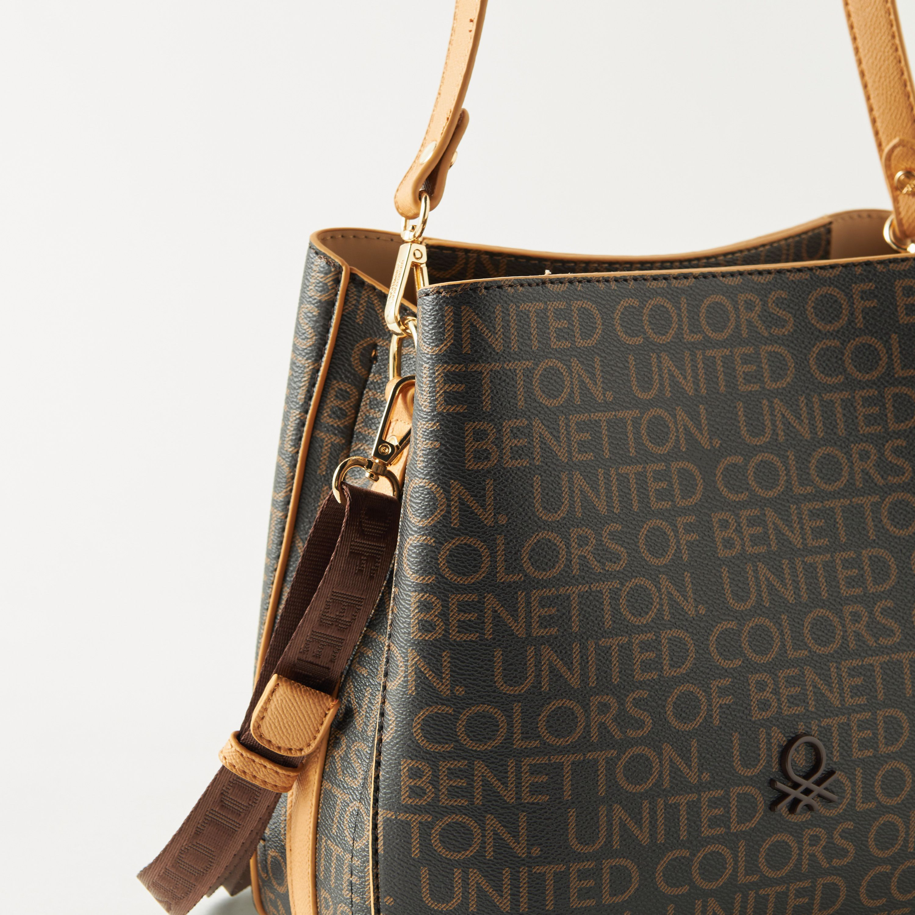 شنطة توتي بحزام قابل للفصل وطبعات من يونايتد كولورز أوف بينيتون-women-bagsandwallets-handbags-image-3