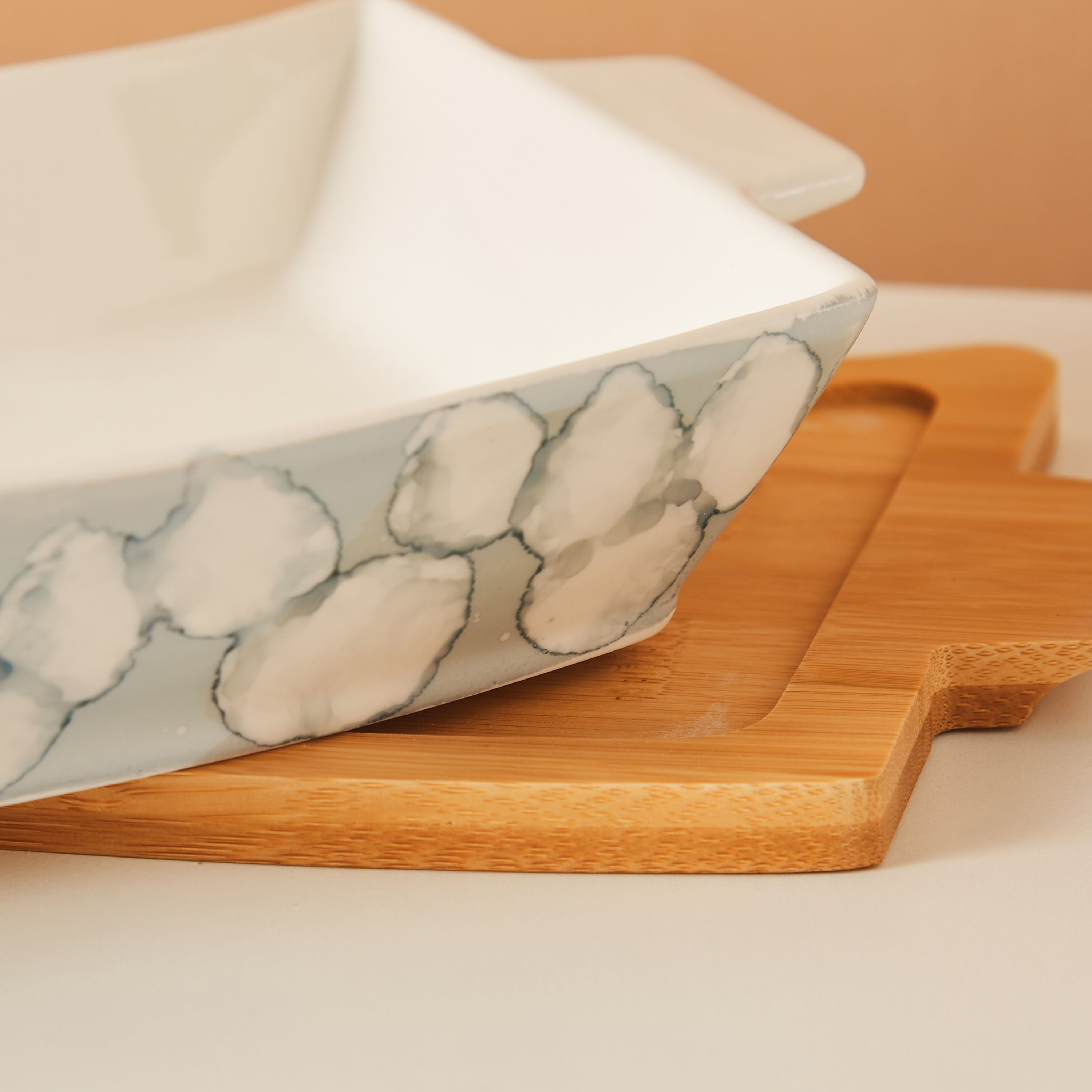 صحن تقديم بطبعات مع صينية خيزران-household-dining-serveware-servingtrays-image-5