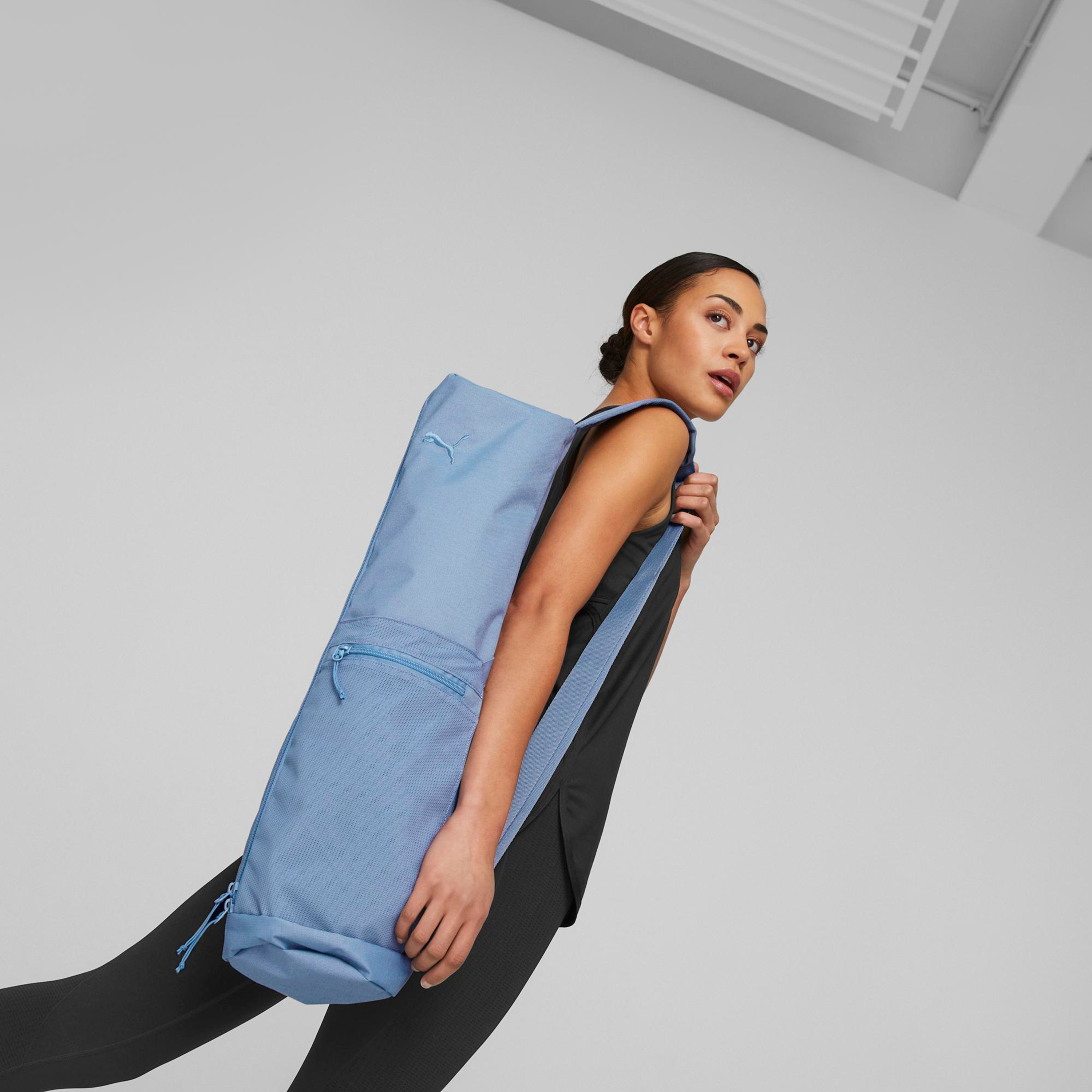 حقيبة بساط يوجا ستوديو من بوما مع حزام قابل للتعديل باللون الأزرق-sports-women-accessories-image-5