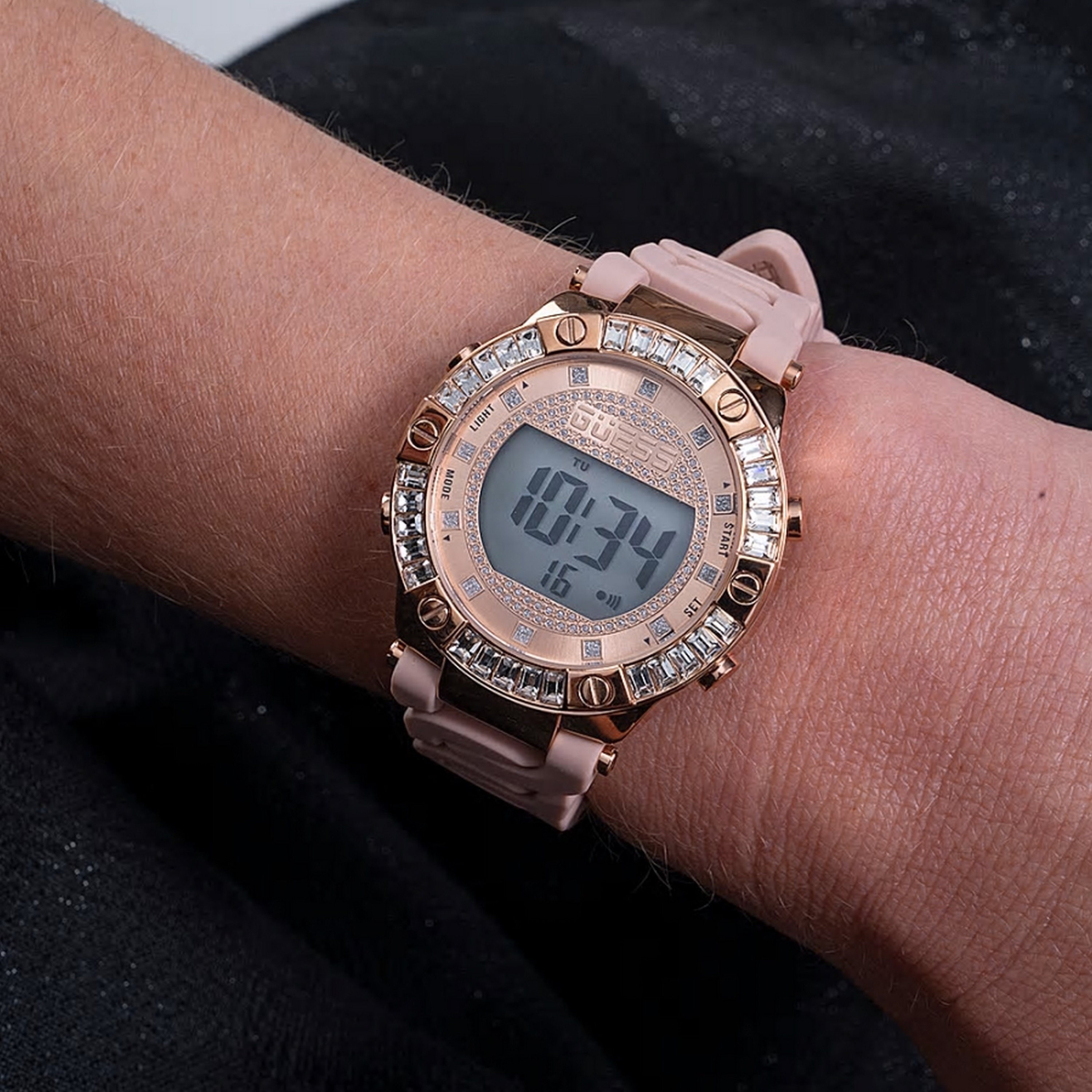 GW0338L2 ساعة جيس الرقمية بسوار سيليكون وردي للنساء -women-watchesandjewellery-watches-image-4