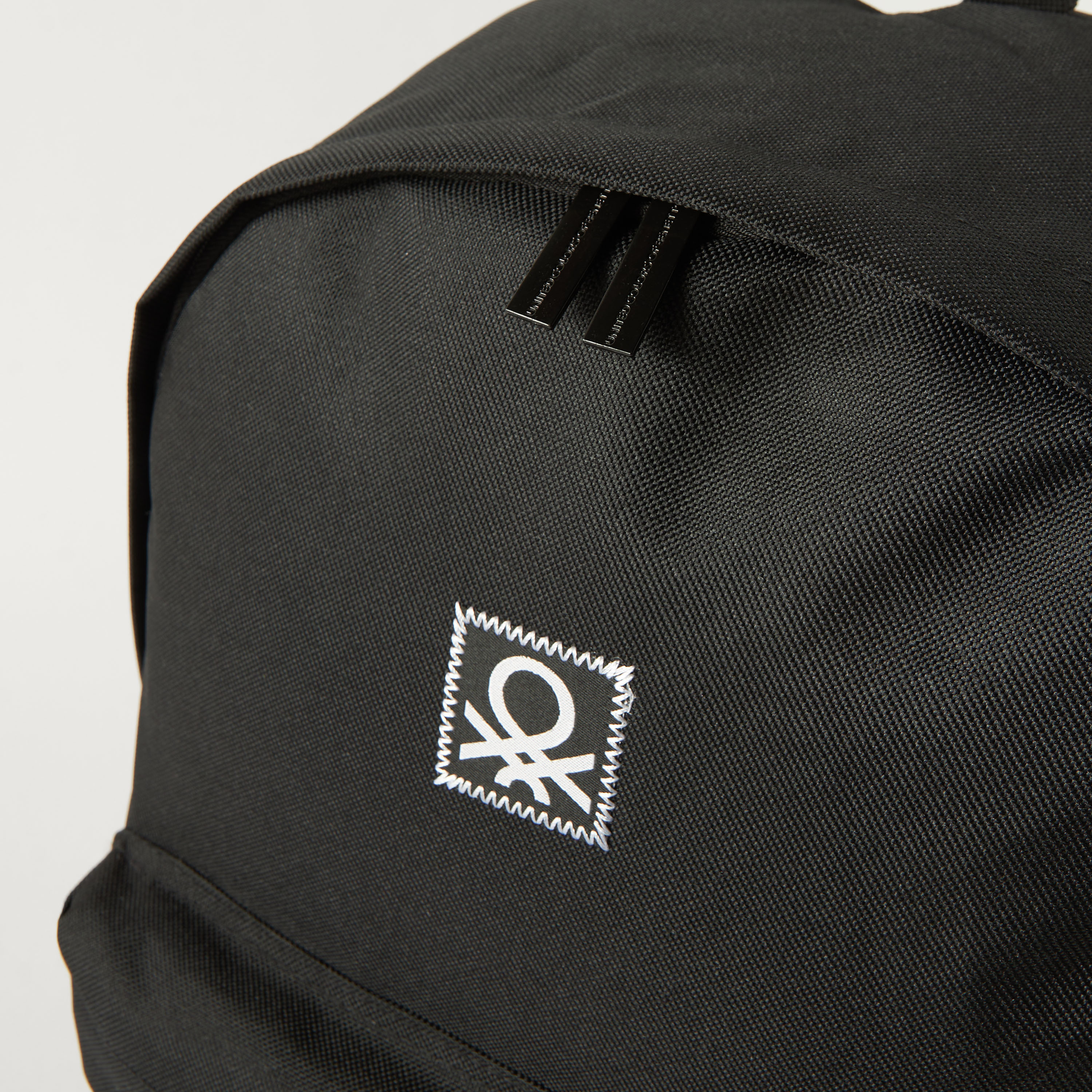 شنطة ظهر بطبعات الشعار مع مقلمة من يونايتد كولورز أوف بينيتون - 43x31x16 سم - ضمان سنة واحدة-school-bagsandbackpacks-backpacks-image-6