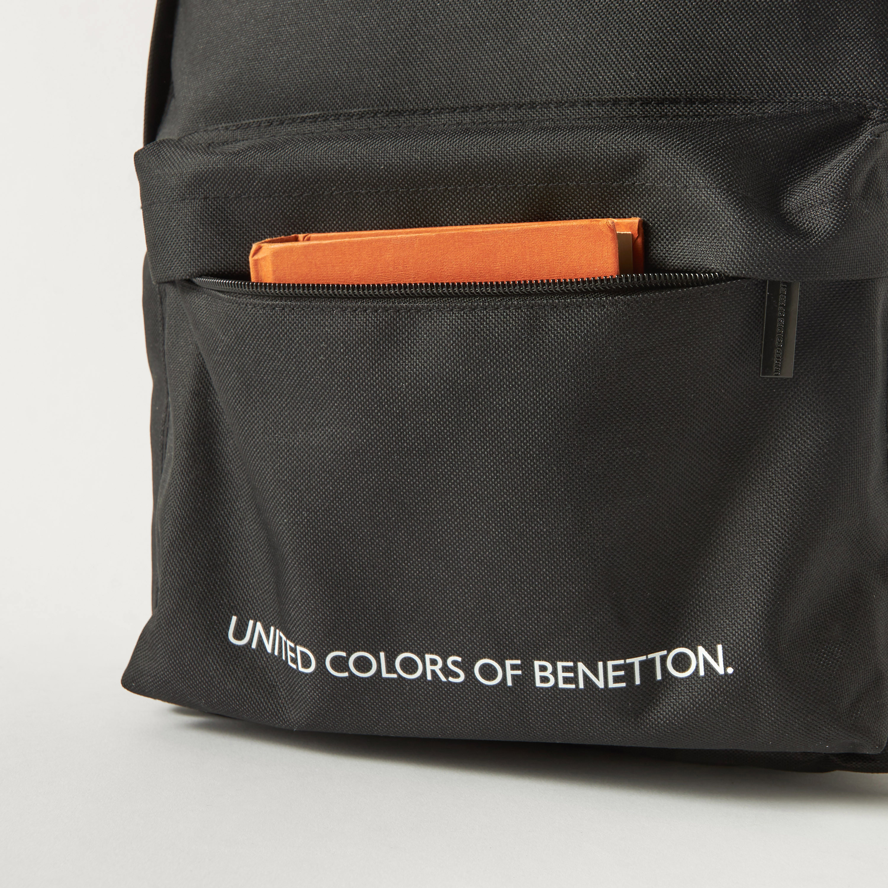 شنطة ظهر بطبعات الشعار مع مقلمة من يونايتد كولورز أوف بينيتون - 43x31x16 سم - ضمان سنة واحدة-school-bagsandbackpacks-backpacks-image-5