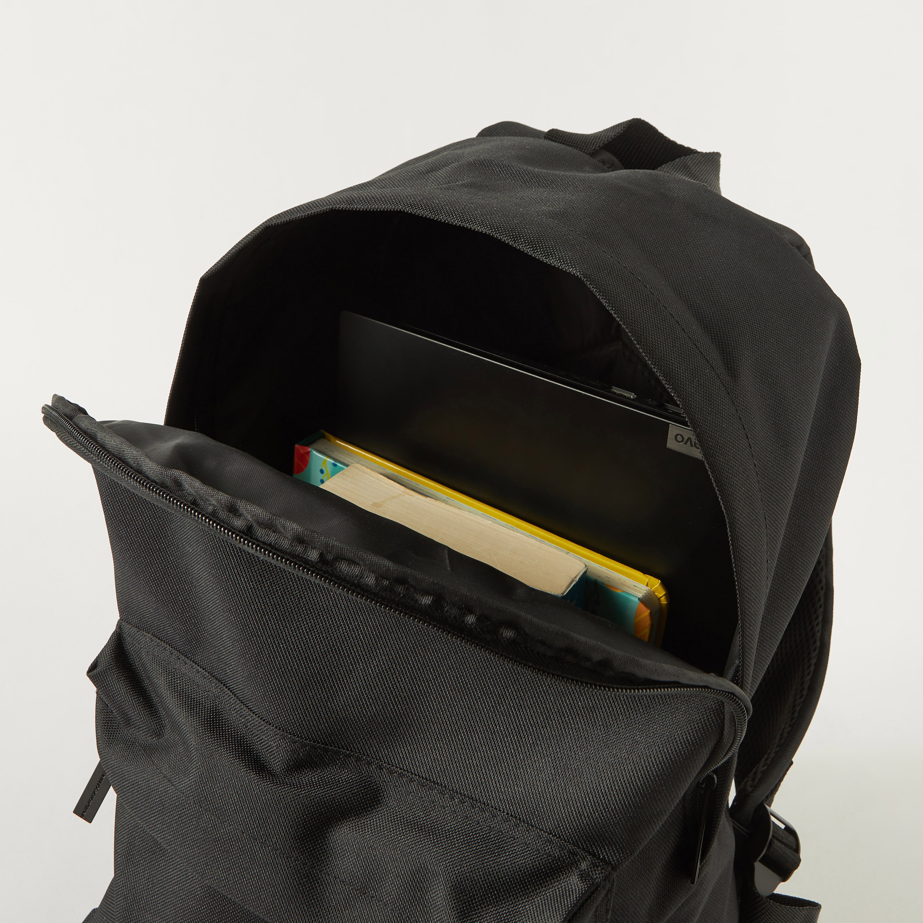 شنطة ظهر بطبعات الشعار مع مقلمة من يونايتد كولورز أوف بينيتون - 43x31x16 سم - ضمان سنة واحدة-school-bagsandbackpacks-backpacks-image-3