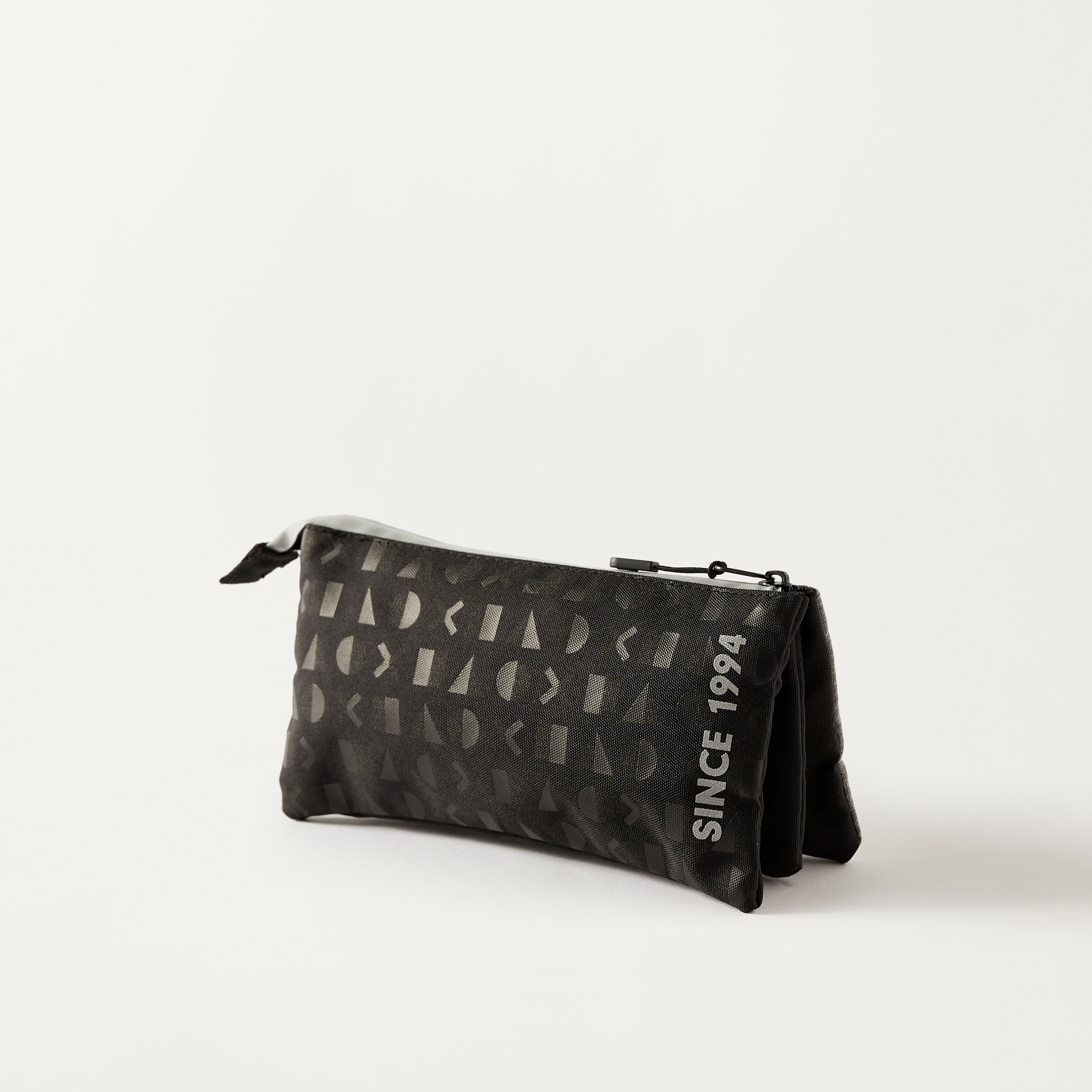 مقلمة بسحّاب إغلاق وطبعات بلاس ستيشن - ضمان سنة واحدة-school-stationery-pencilcases-image-3