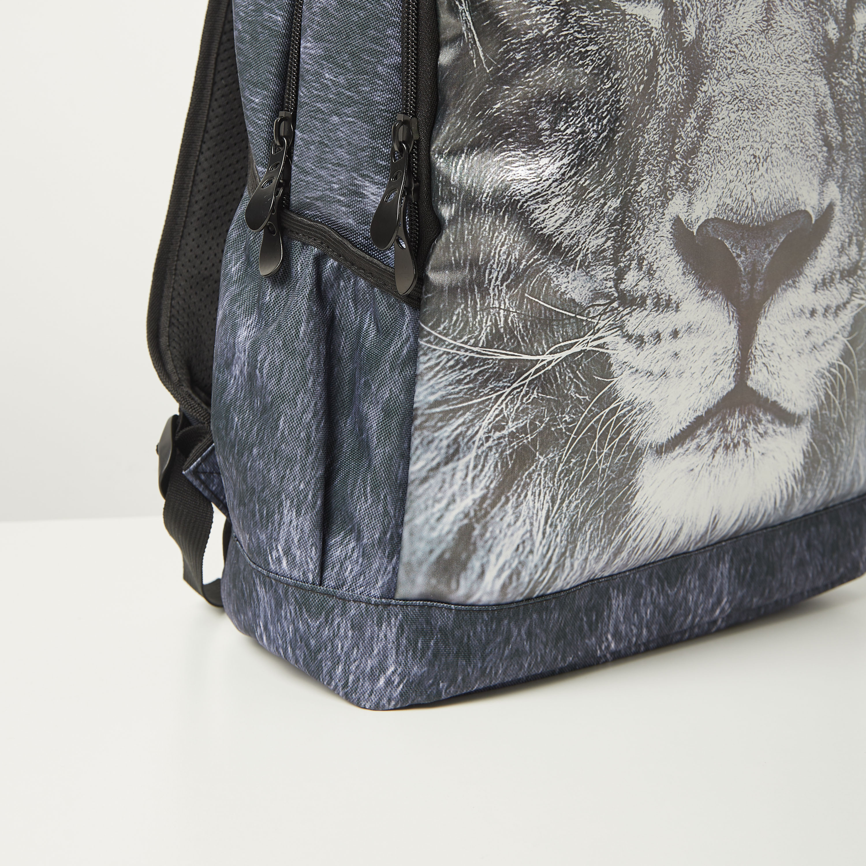 Juniors Lion Graphic Print Lunch Bag with Zip Closure-school-lunchessentials-lunchbags-image-4