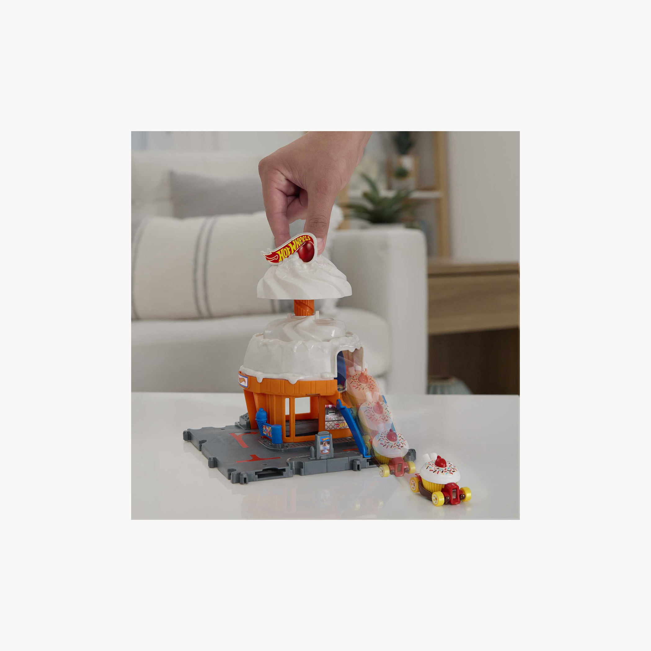 مجموعة لعب محل آيس كريم وسط المدينة من هوت ويلز-toys-playvehicles-vehicleplaysets-image-1