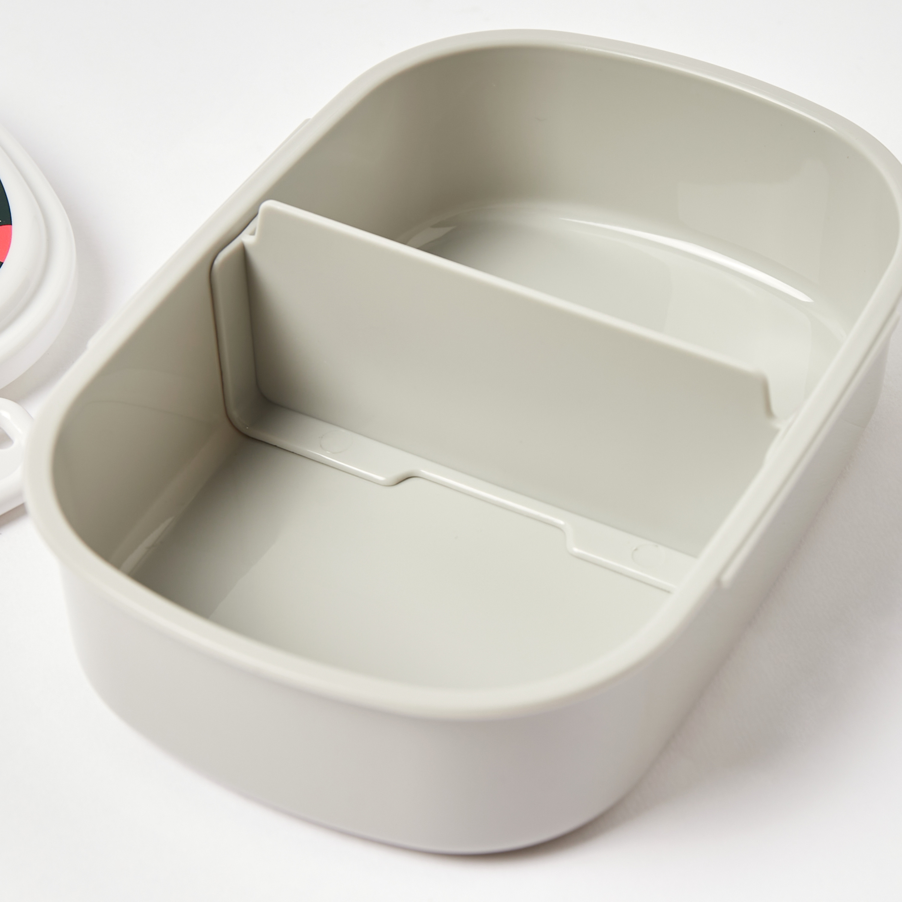 صندوق غداء بقسمين بغطاء وطبعات من بي تي 21-school-lunchessentials-lunchboxes-image-5