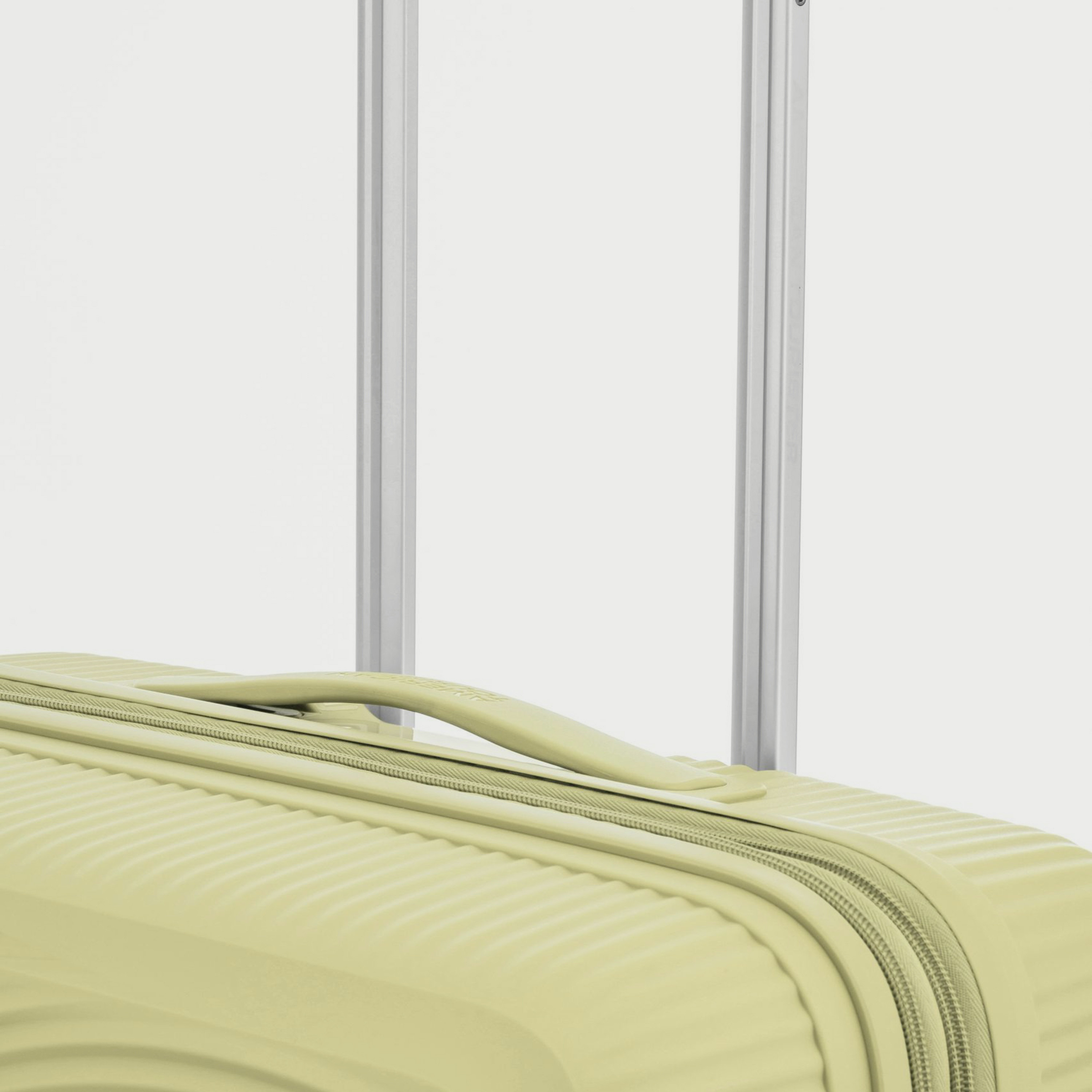 شنطة سفر بعجلات بتصميم صلب مزخرفة 55 سم بمقبض قابل للسحب من امريكان توريستر-travel-luggagesandbags-luggage-image-2