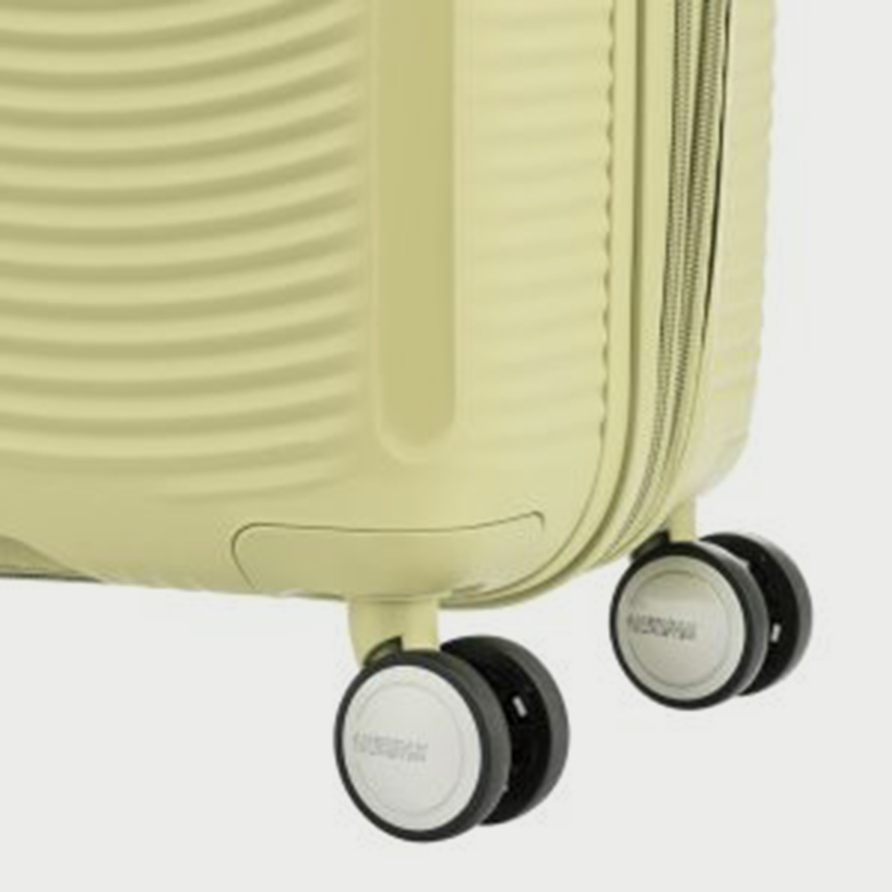 شنطة سفر بعجلات بتصميم صلب مزخرفة 55 سم بمقبض قابل للسحب من امريكان توريستر-travel-luggagesandbags-luggage-image-4