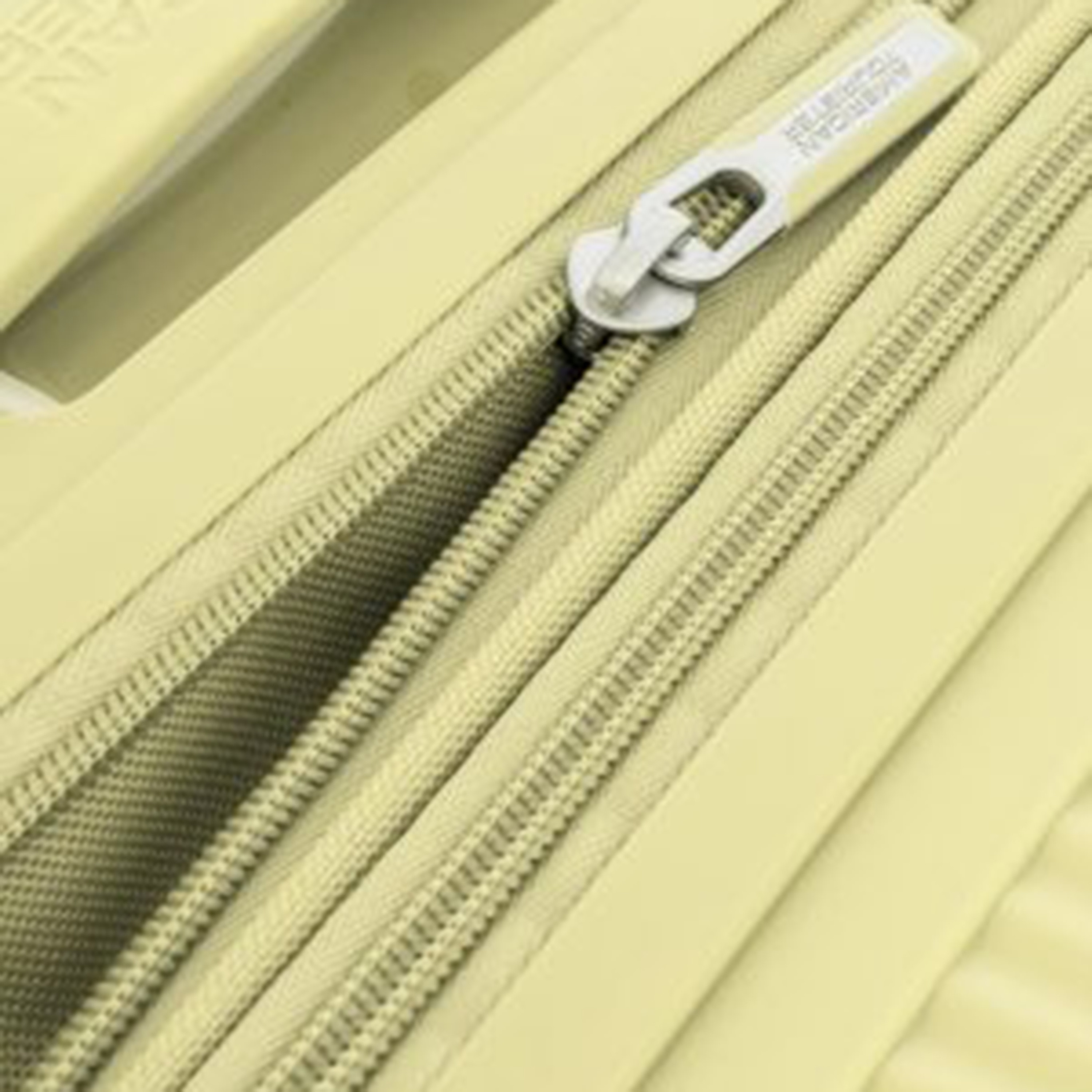 شنطة سفر بعجلات بتصميم صلب مزخرفة 55 سم بمقبض قابل للسحب من امريكان توريستر-travel-luggagesandbags-luggage-image-5