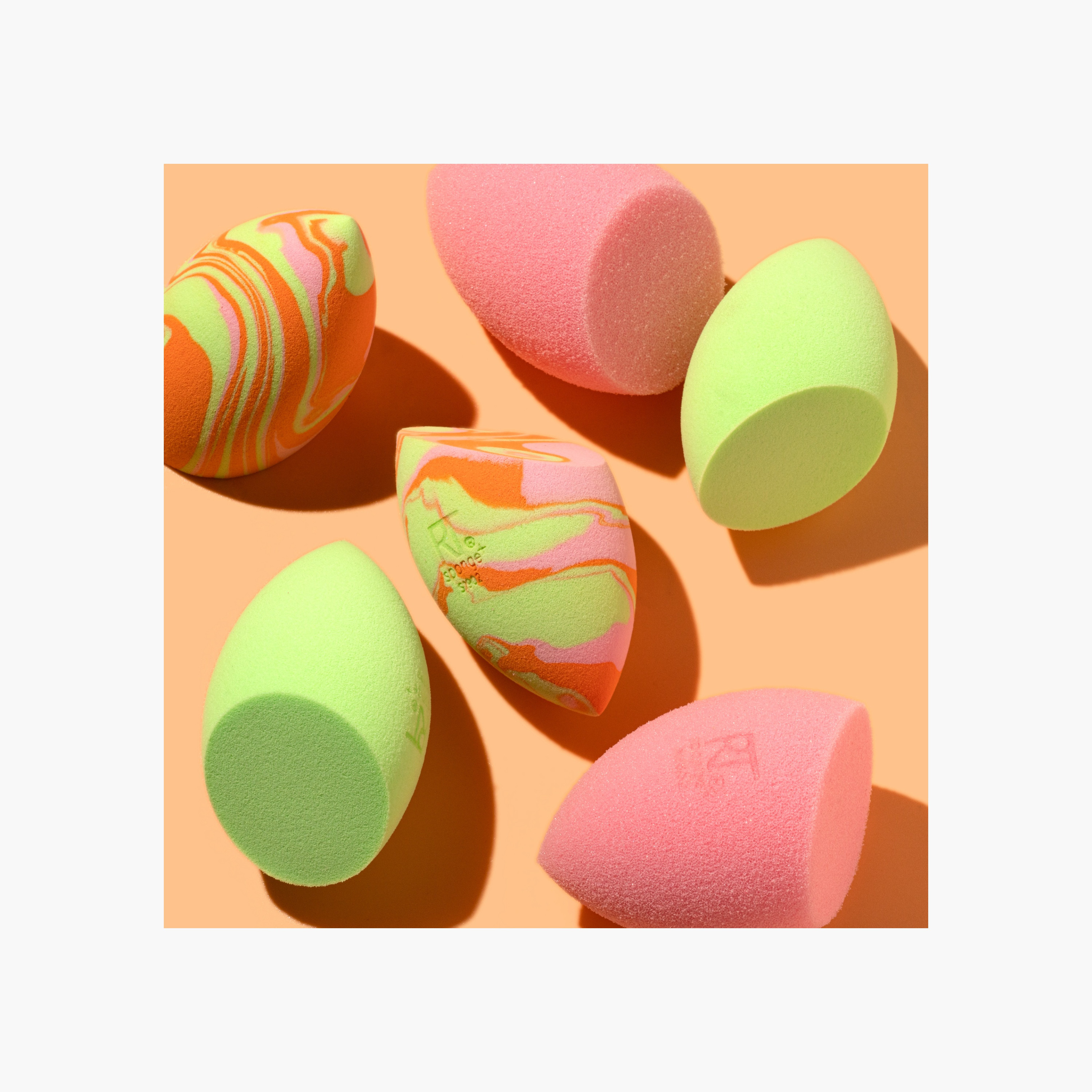 Real Techniques Swirl Design Makeup Sponge-beautyandpersonalcare-makeup-brushesandaccessories-sponges-image-1