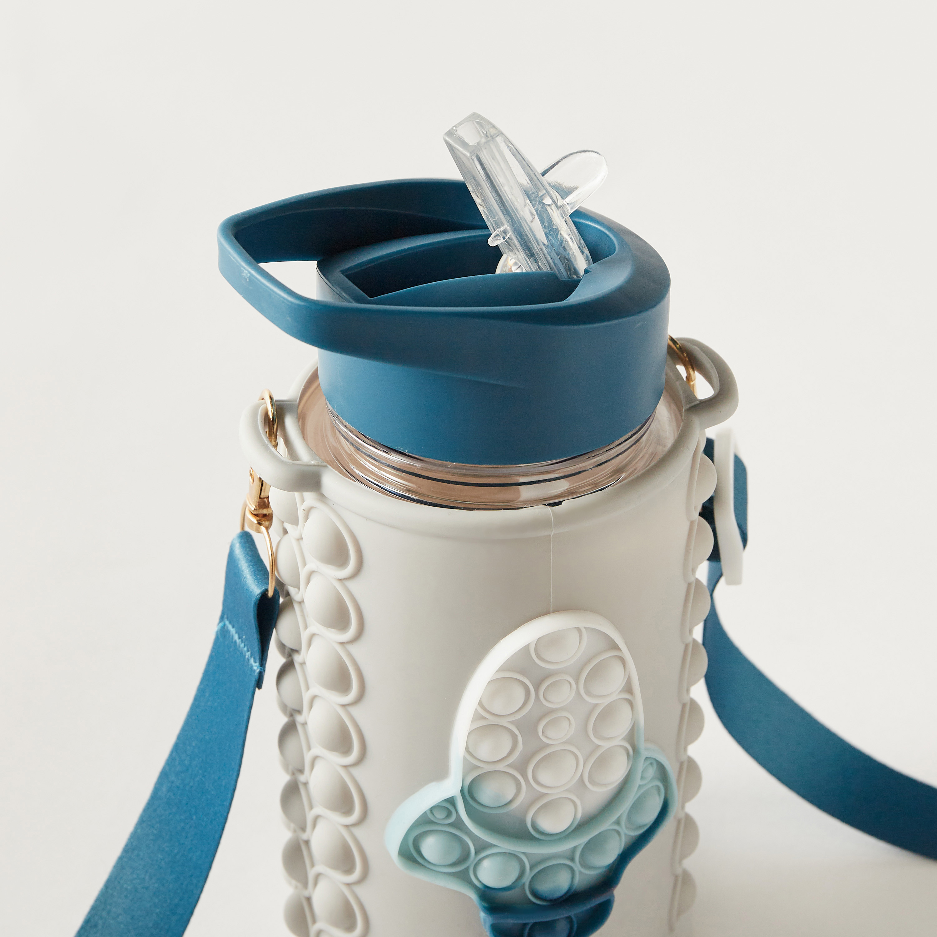قارورة مياه بارزة الملمس بغطاء ومقبض حزام من مانا - 444 مل-school-waterbottles-image-3
