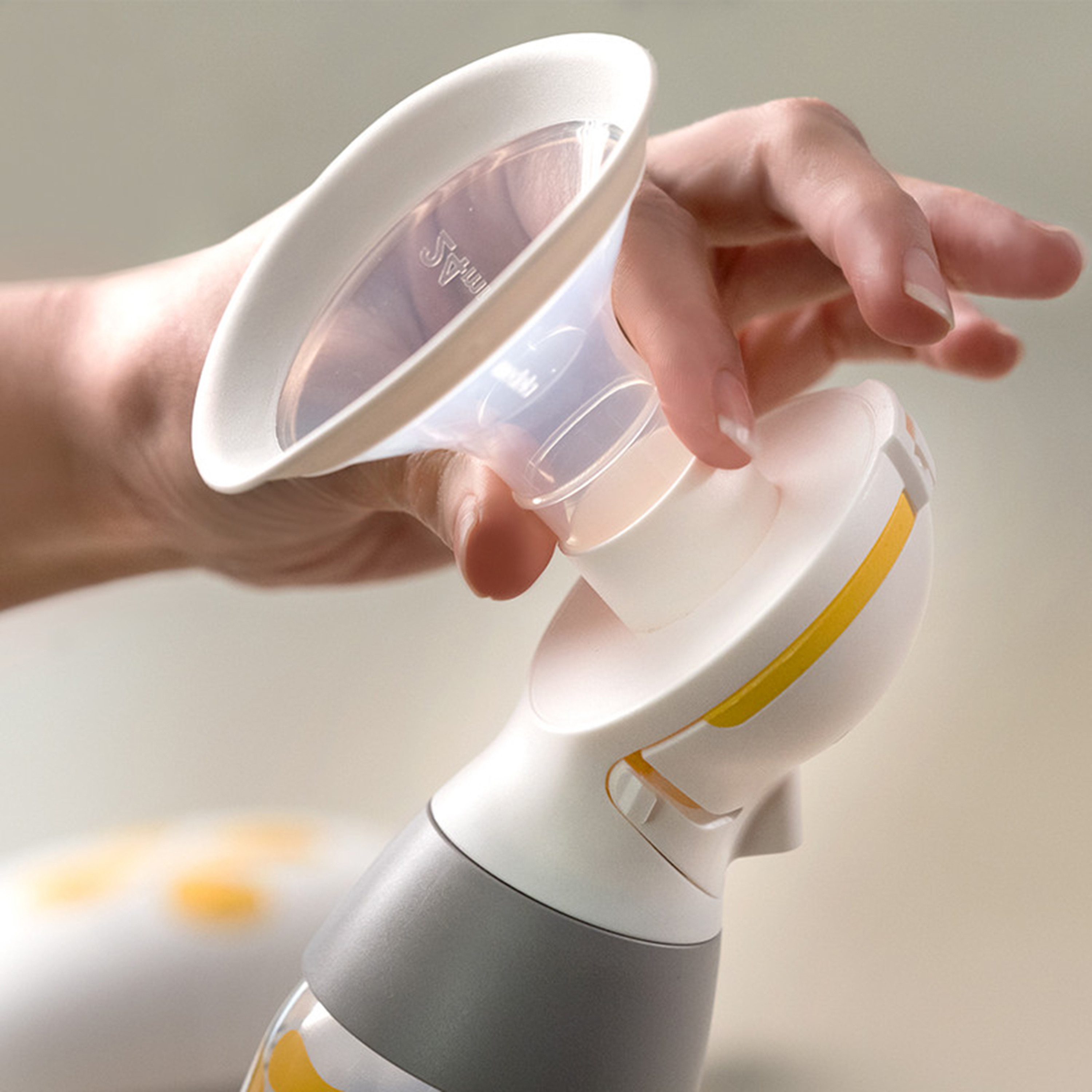 Medela Solo Single Electrical Breast Pump-baby-feeding-breastfeedingandcare-image-4