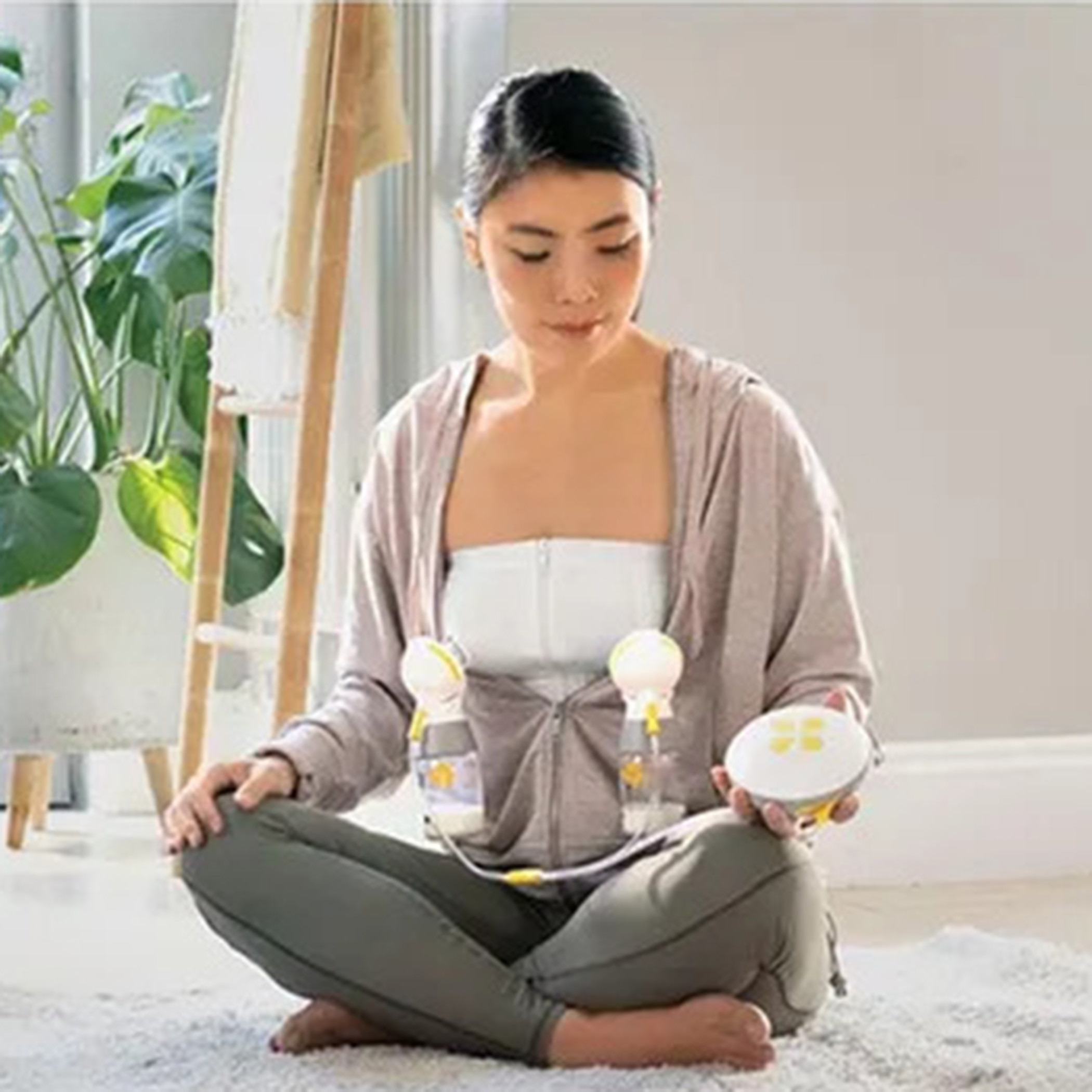 مضخة الثدي الكهربائية سوينج من ميديلا-baby-feeding-breastfeedingandcare-image-7