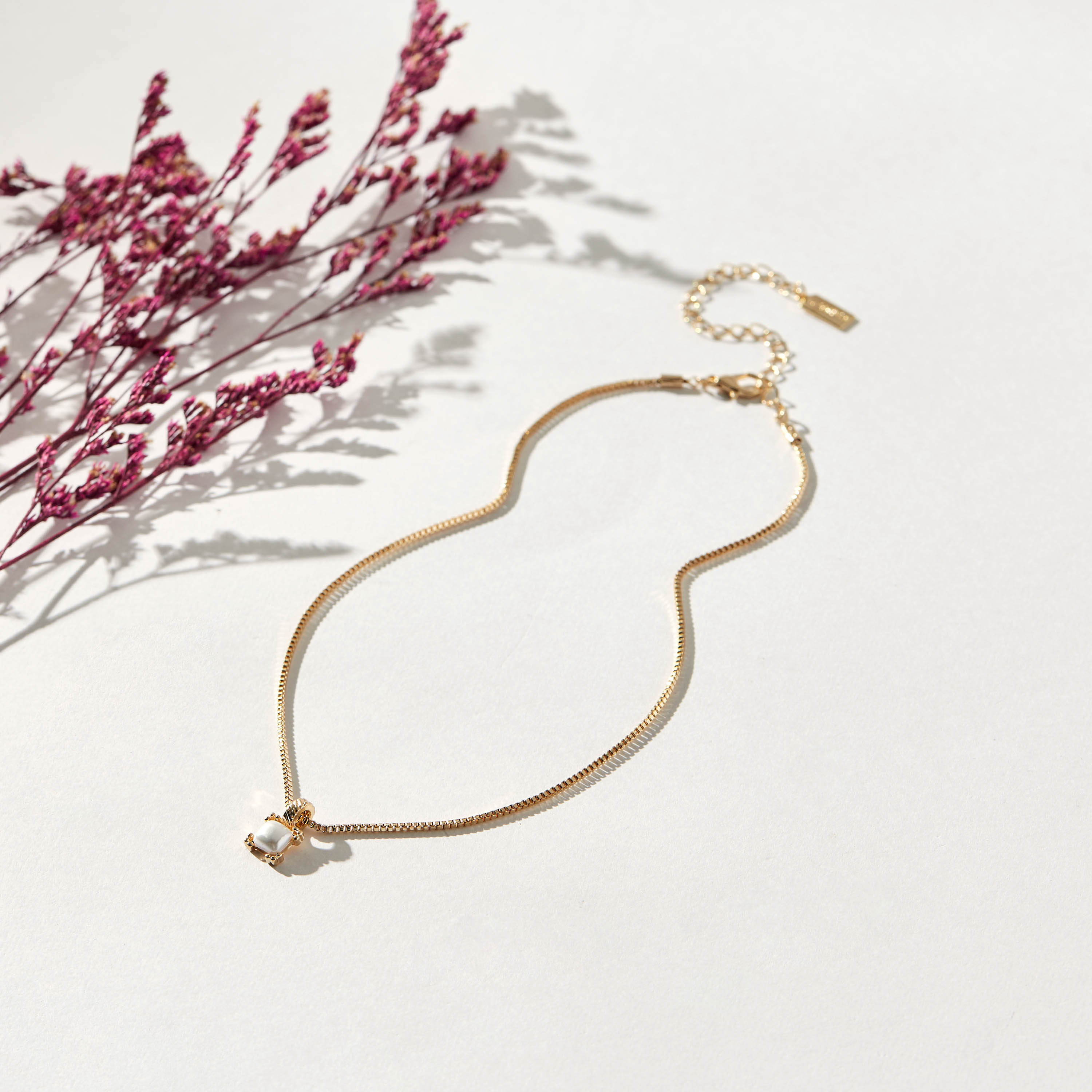قلادة بدلاية مزينة باللؤلؤ وبمشبك إغلاق-women-watchesandjewellery-jewellery-necklacesandpendants-image-2