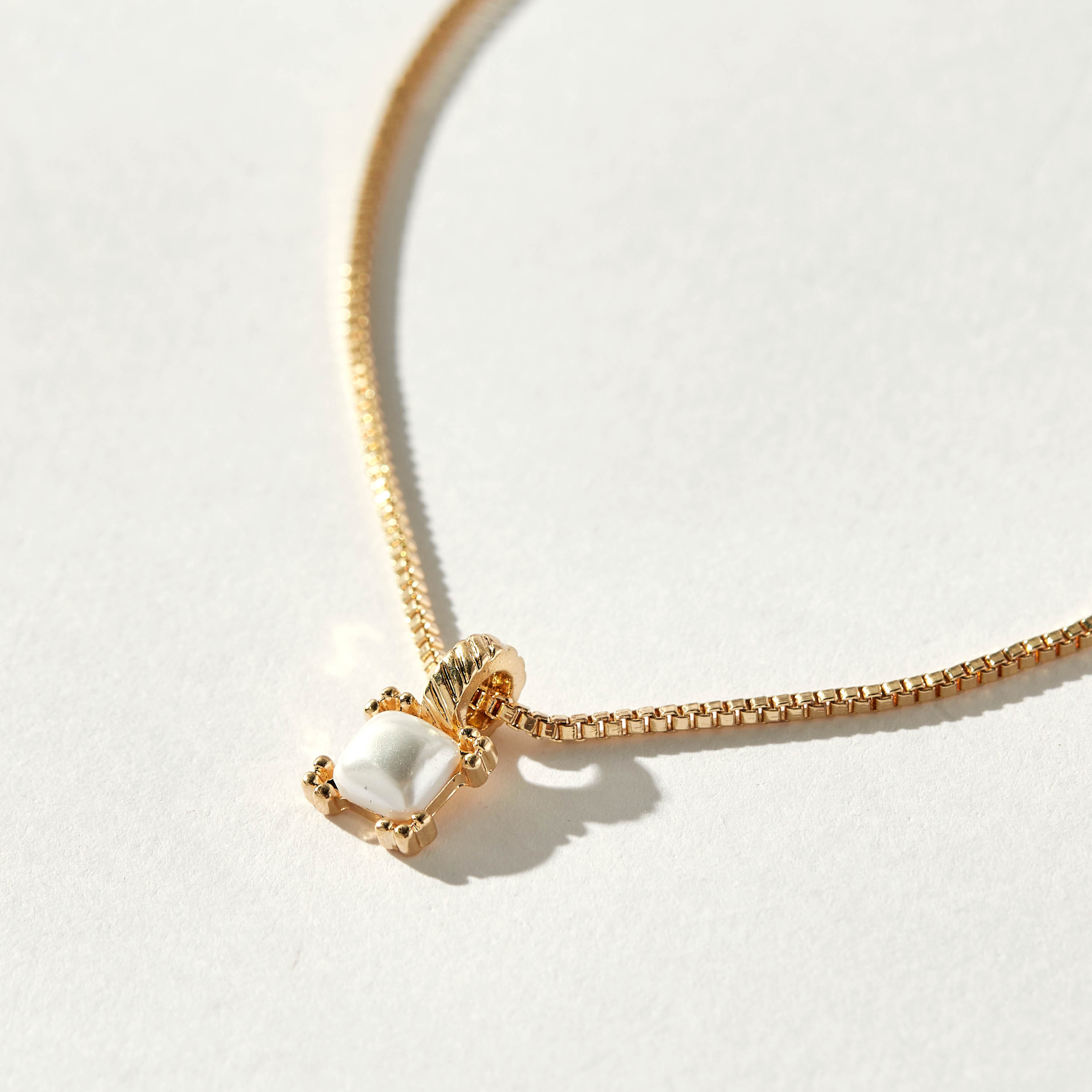 قلادة بدلاية مزينة باللؤلؤ وبمشبك إغلاق-women-watchesandjewellery-jewellery-necklacesandpendants-image-3