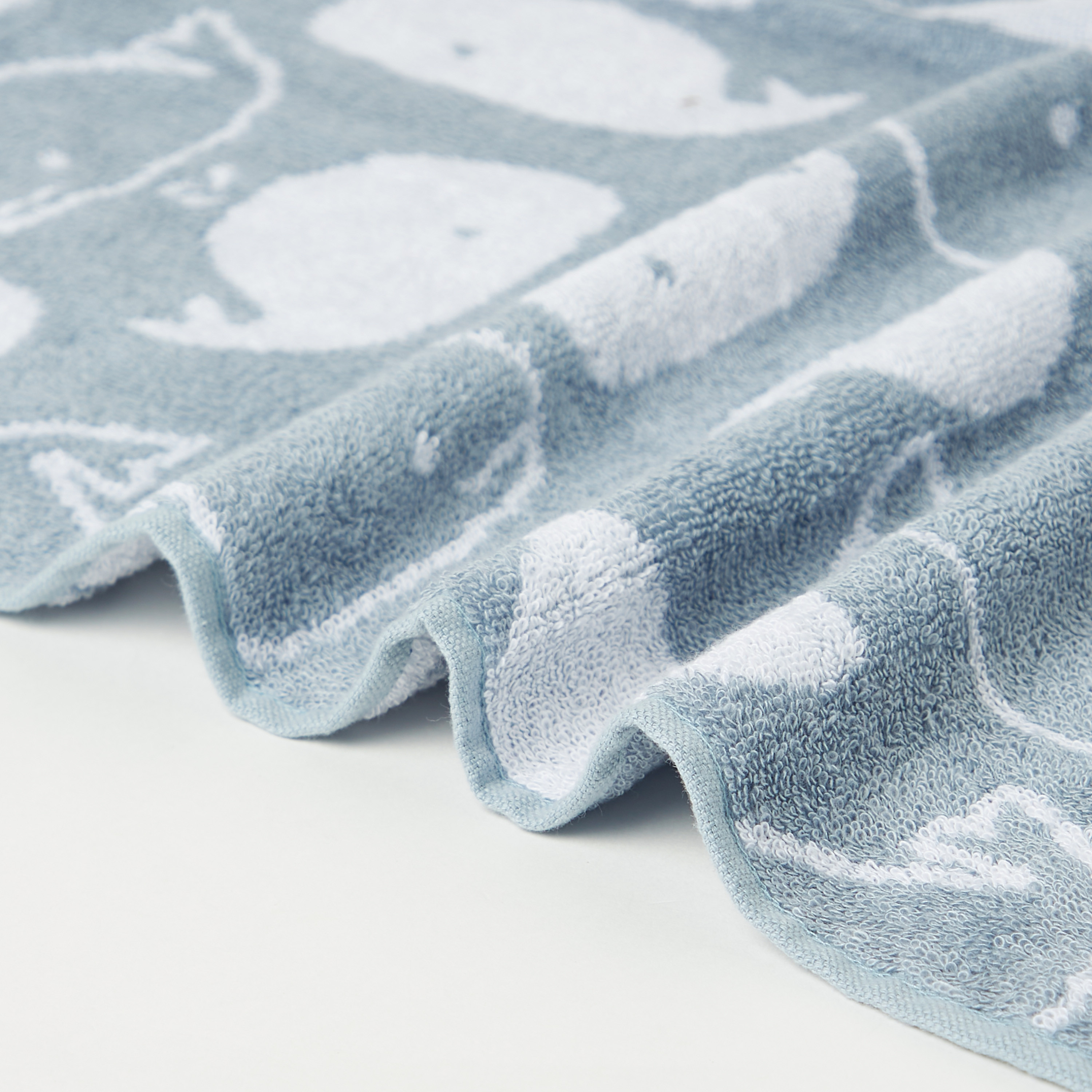 منشفة بطبعات حوت من جونيورز - 60x120 سم-baby-bathandcare-towels-image-3
