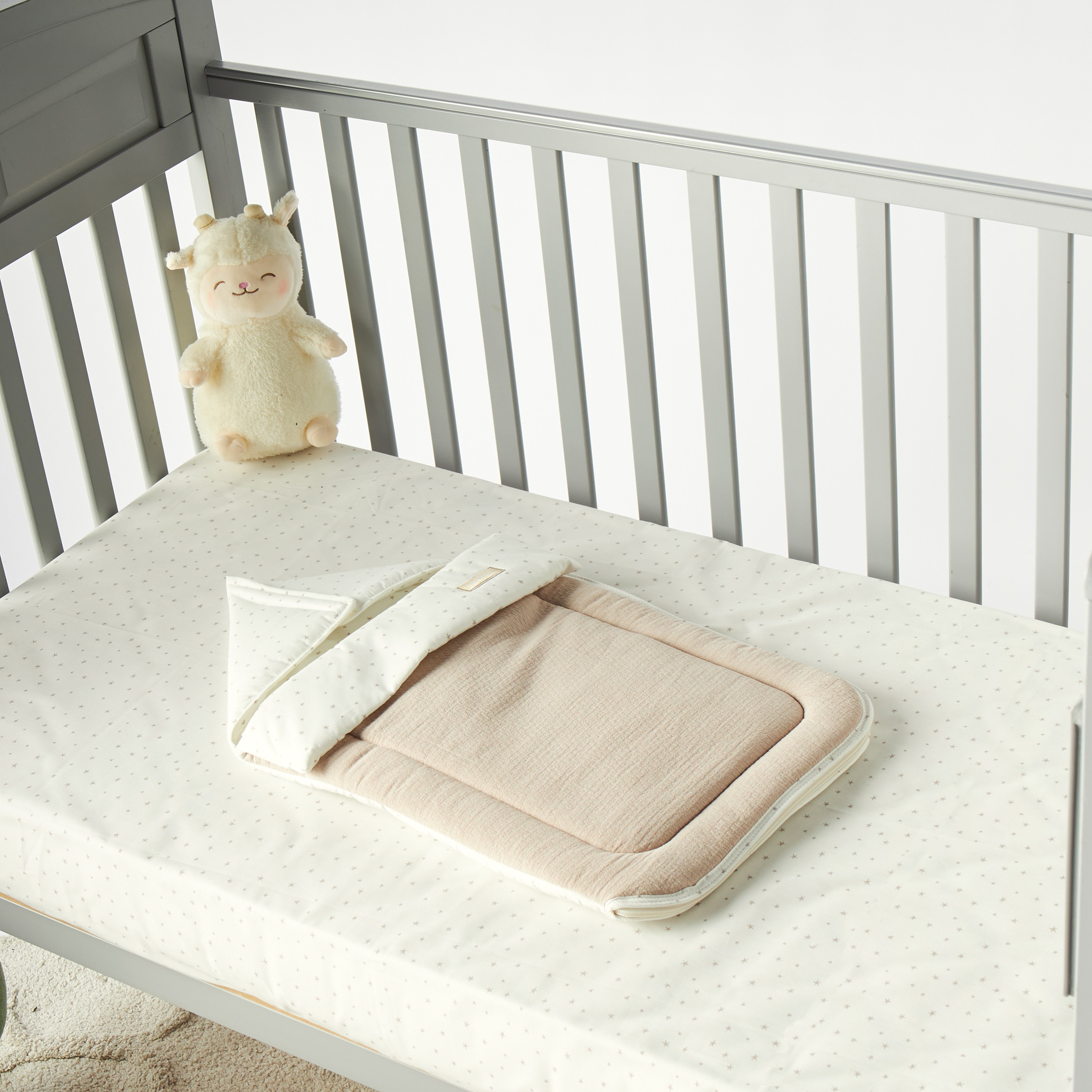 شنطة حمل أطفال بطبعات من كامبراس-baby-nursery-blanketsandswaddles-swaddlesandsleepingbags-image-1