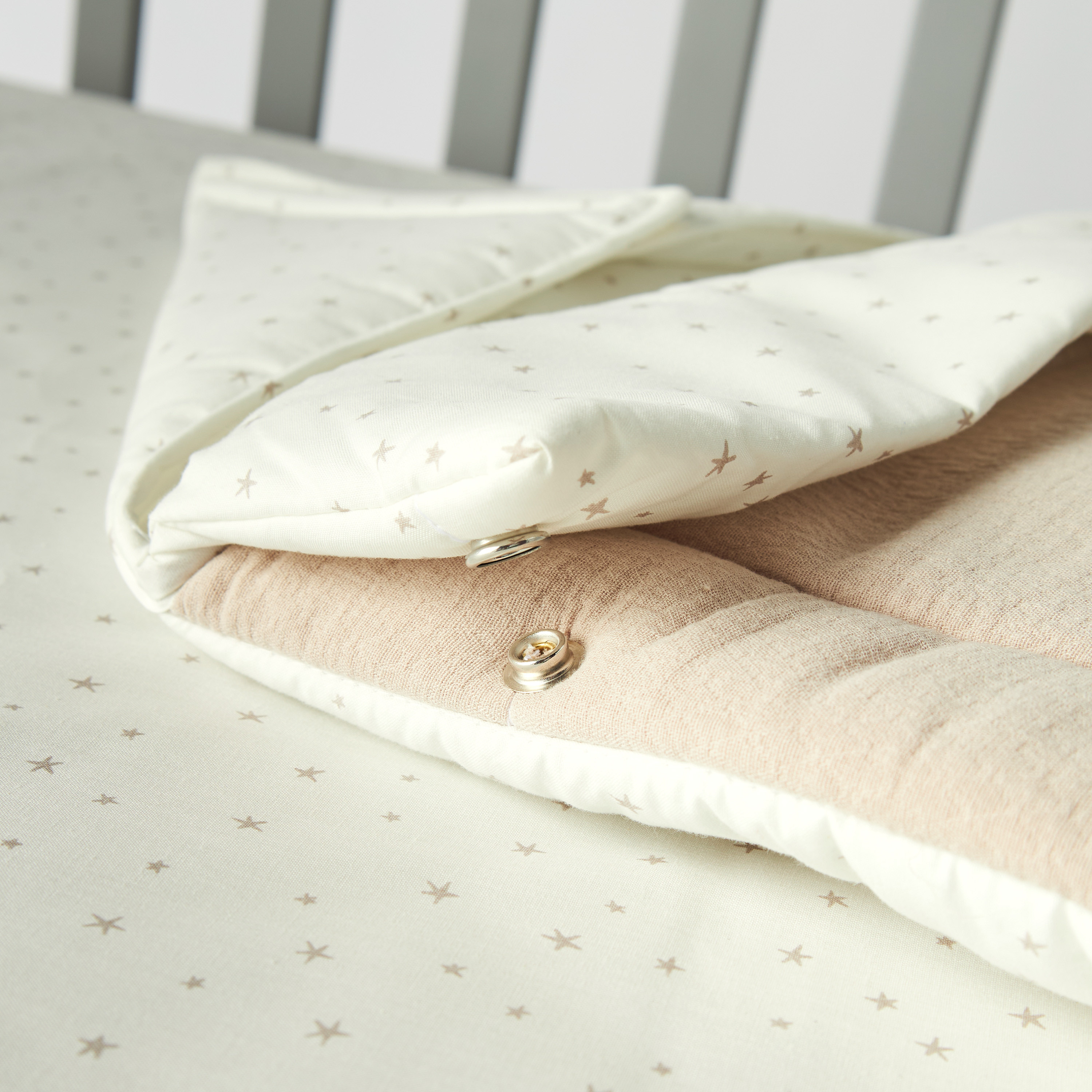 شنطة حمل أطفال بطبعات من كامبراس-baby-nursery-blanketsandswaddles-swaddlesandsleepingbags-image-5