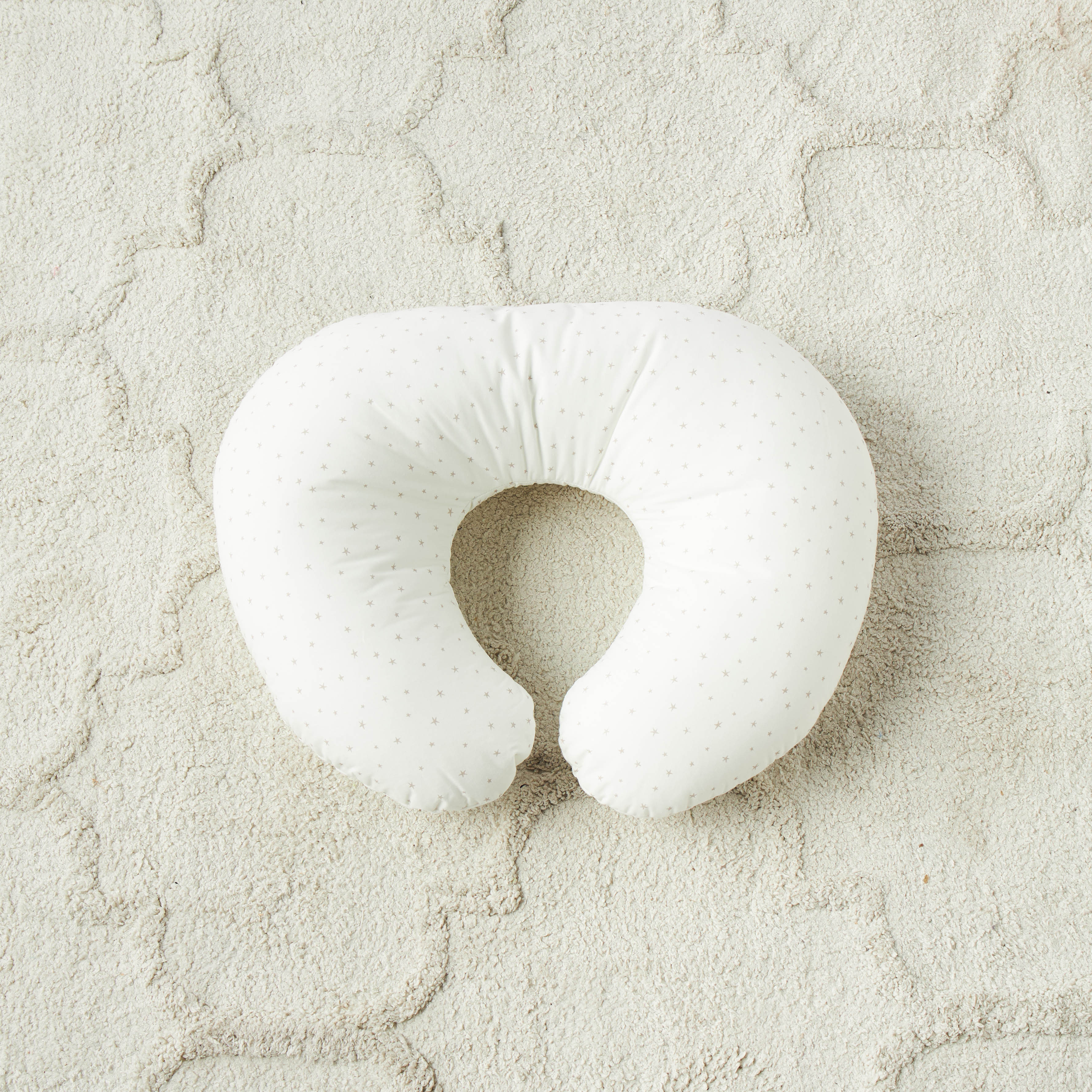 وسادة رضاعة بطبعات نجوم من كامبراس - 53x45 سم-baby-nursery-babybedding-image-2