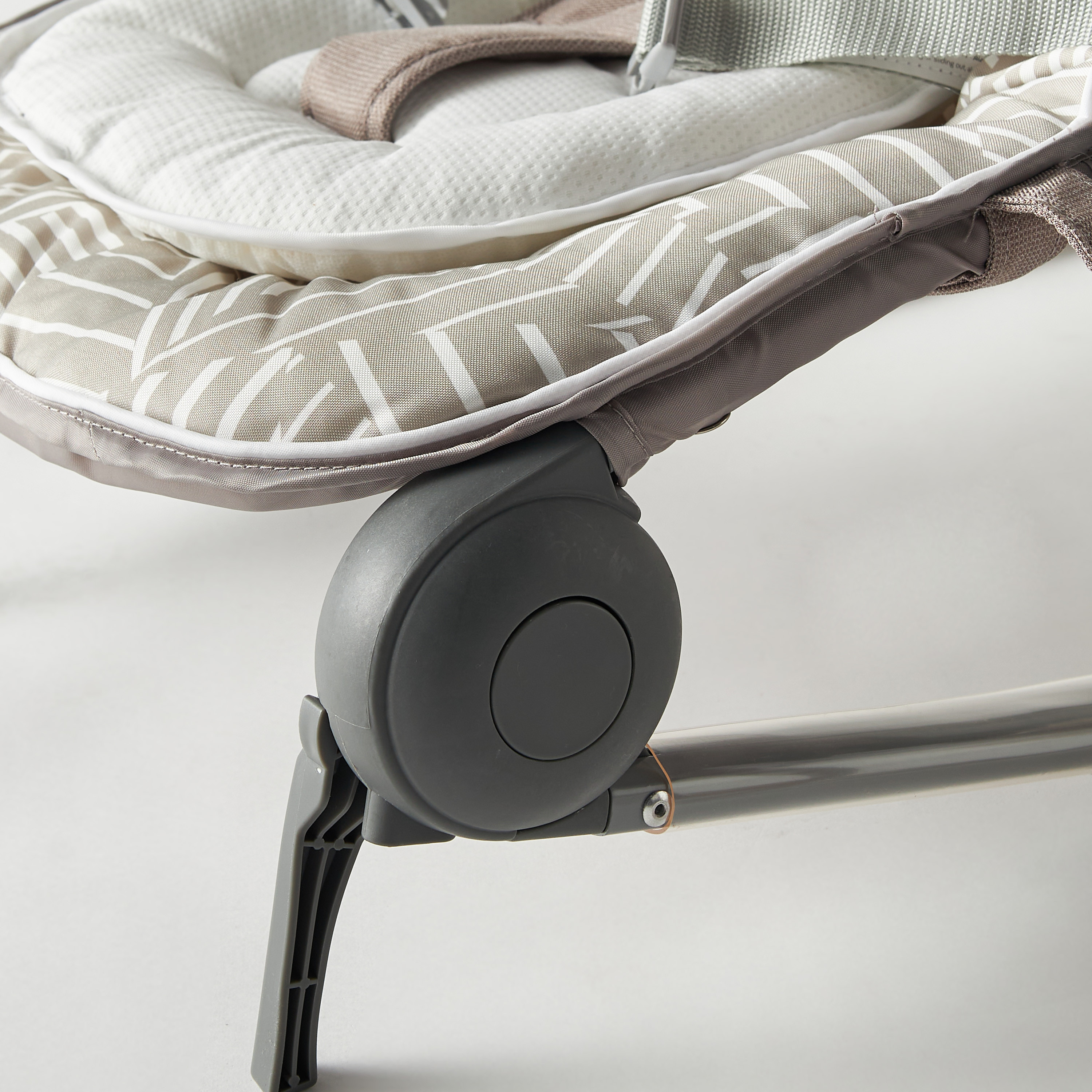 كرسي هزّاز للأطفال جيوسكيب من جونيورز-baby-infantactivity-rockers-image-6