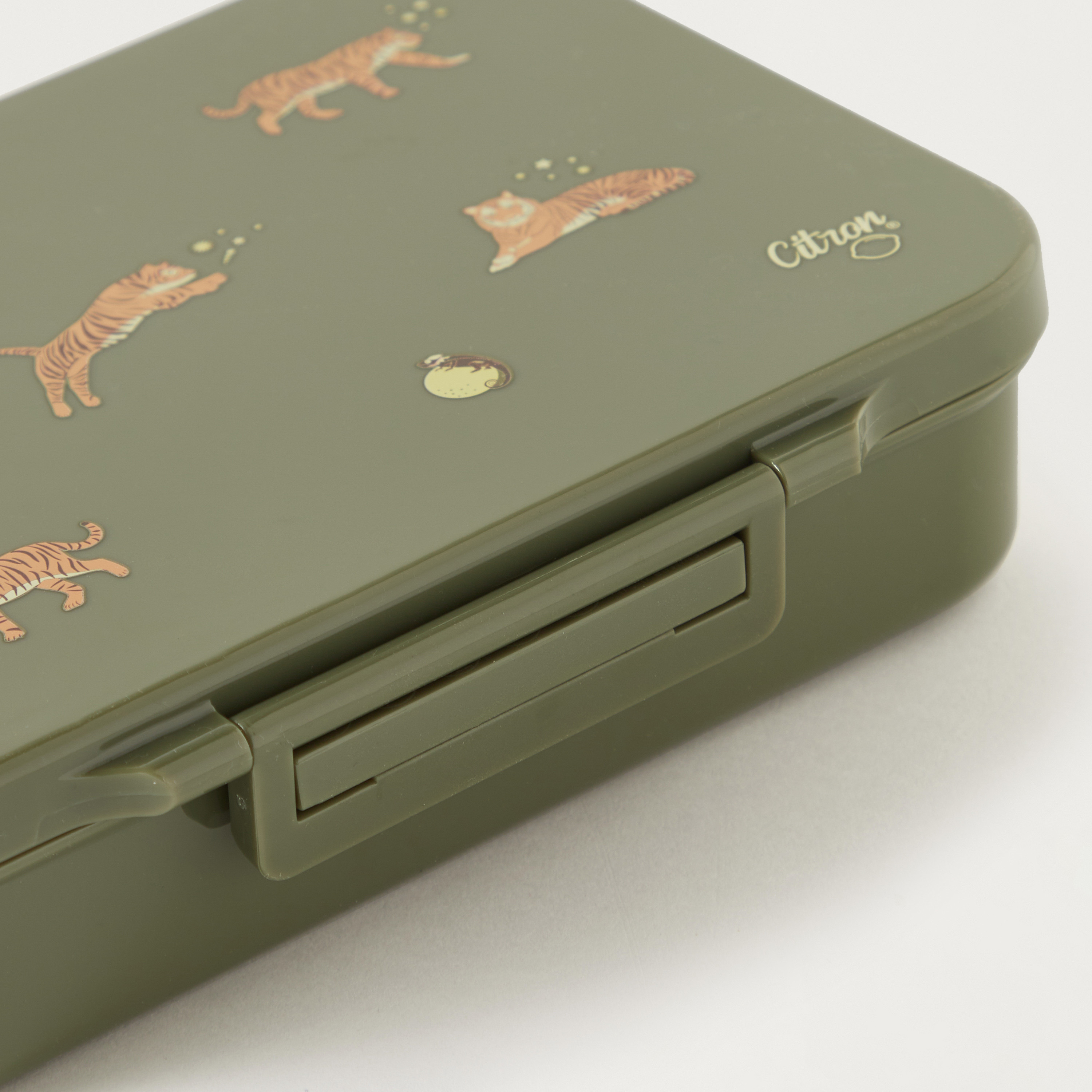 صندوق غداء مقسم بطبعات من سيترون-school-lunchessentials-lunchboxes-image-3