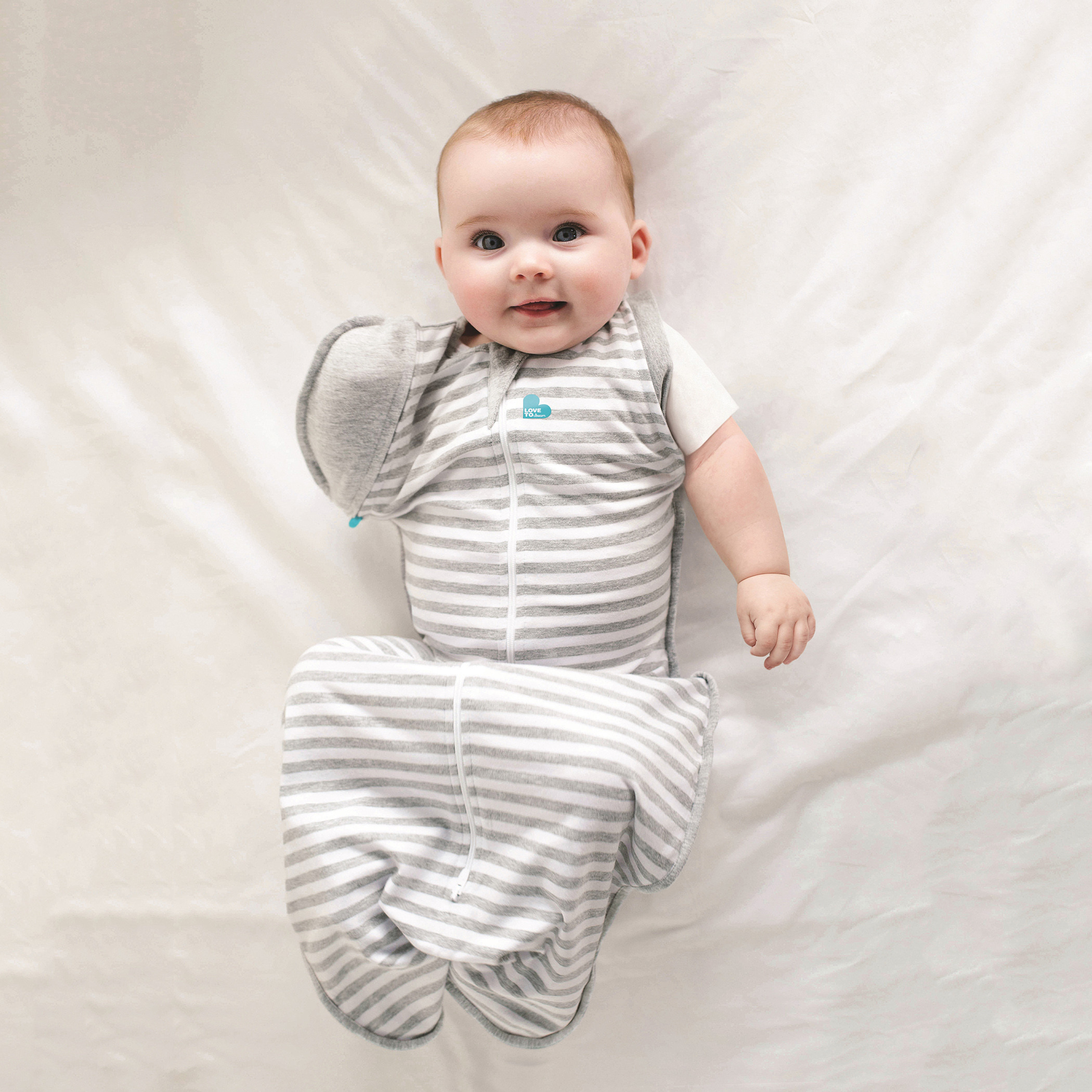 شنطة نوم قماط انتقالية أصلية مخططة من لوف تو دريم - كبيرة-baby-nursery-blanketsandswaddles-swaddlesandsleepingbags-image-1