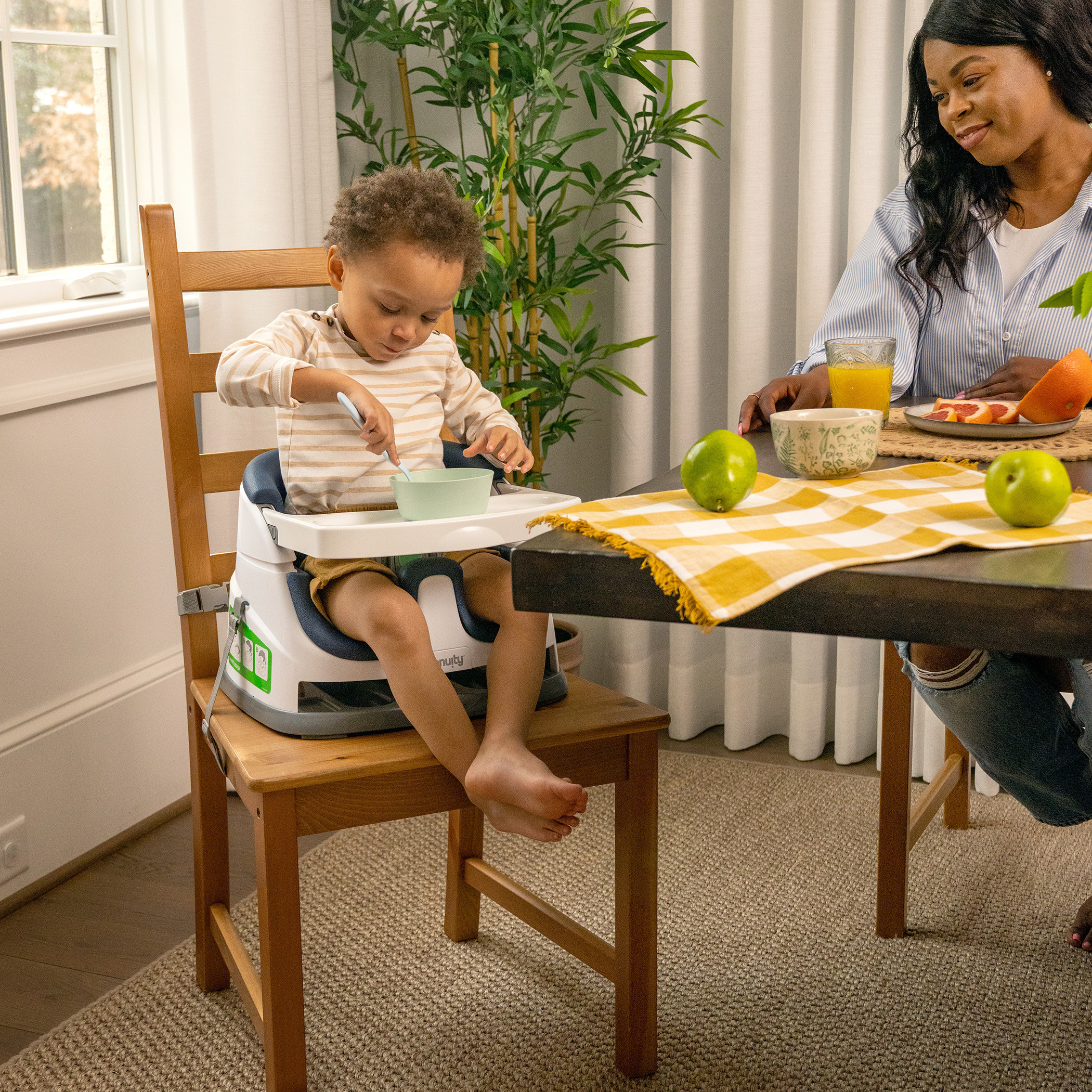 مقعد بقاعدة أطفال 2 في 1 من إنجينيوتي-baby-feeding-highchairsandboosters-image-7