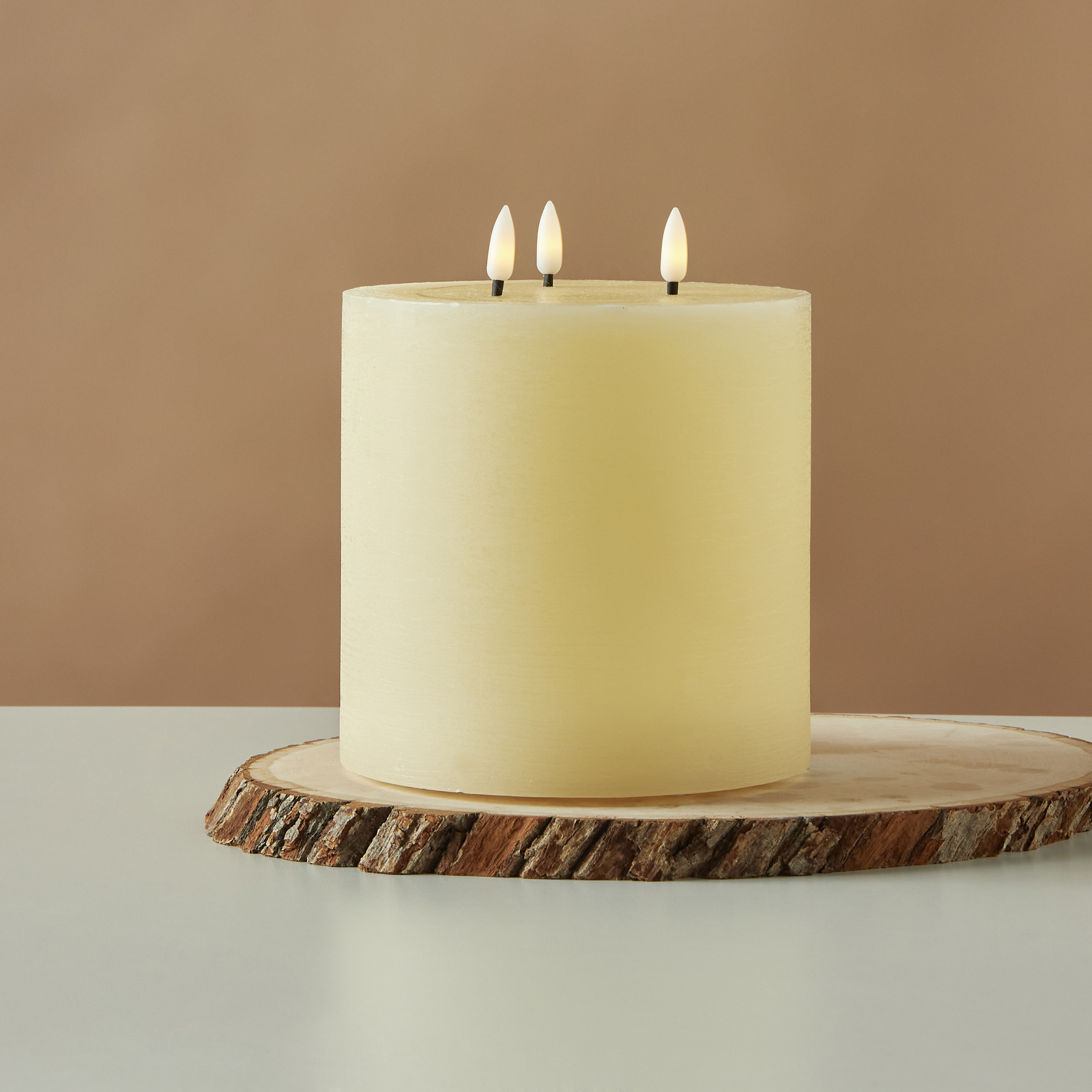 شمعة عمودية إل إي دي 3 فتائل بدون لهب من إسينشيالز -18 سم-household-homefragrance-candles-image-1