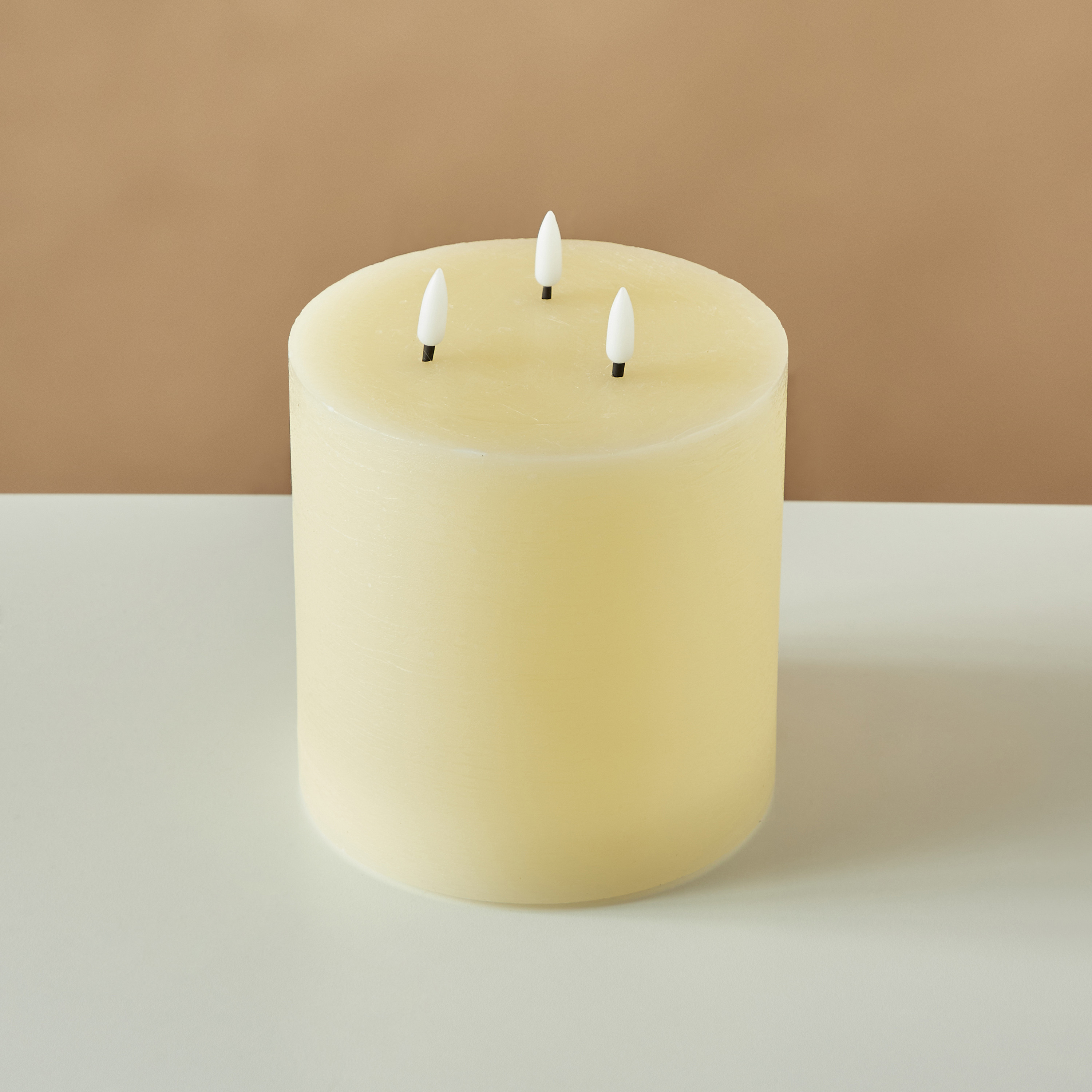 شمعة عمودية إل إي دي 3 فتائل بدون لهب من إسينشيالز -18 سم-household-homefragrance-candles-image-3
