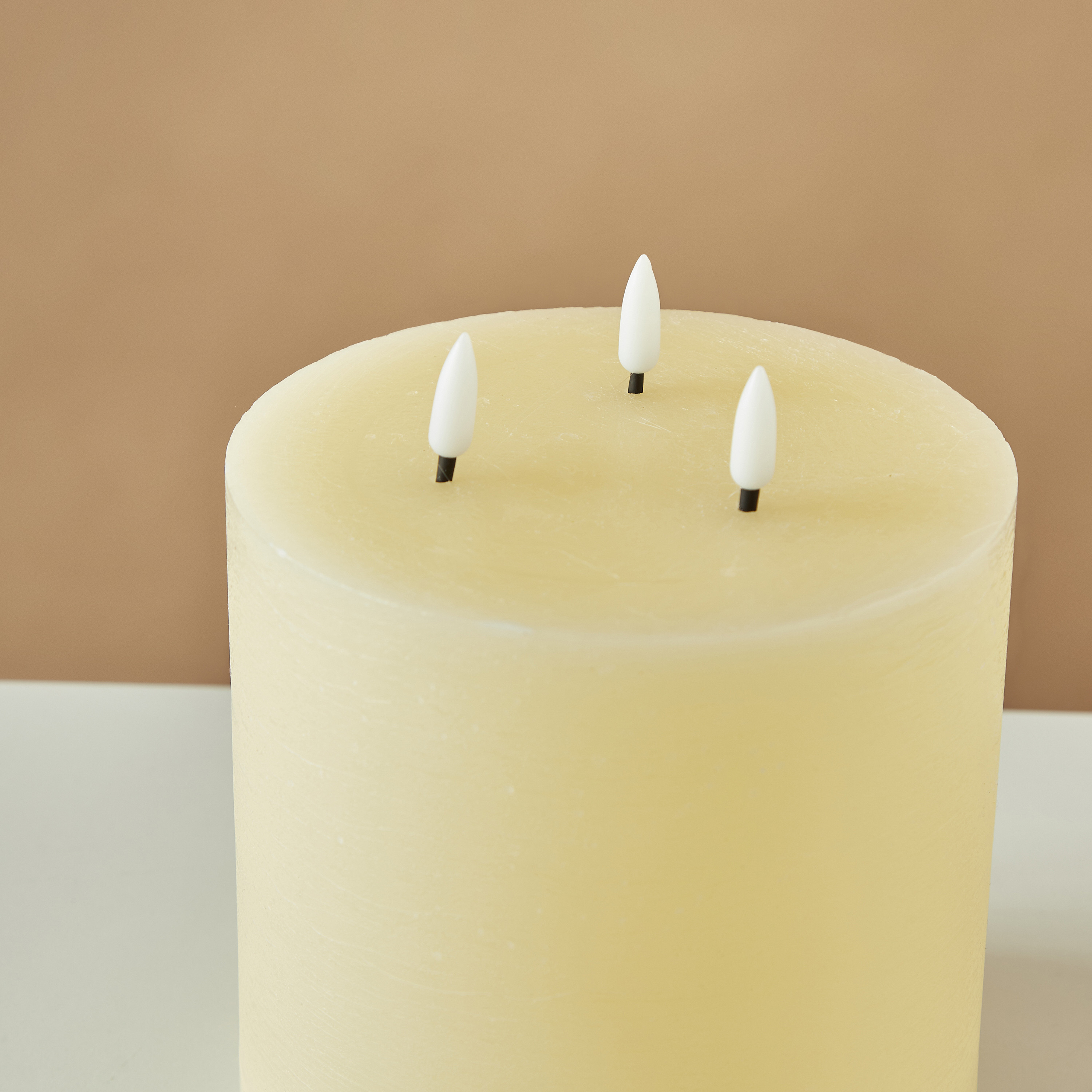 شمعة عمودية إل إي دي 3 فتائل بدون لهب من إسينشيالز -18 سم-household-homefragrance-candles-image-4