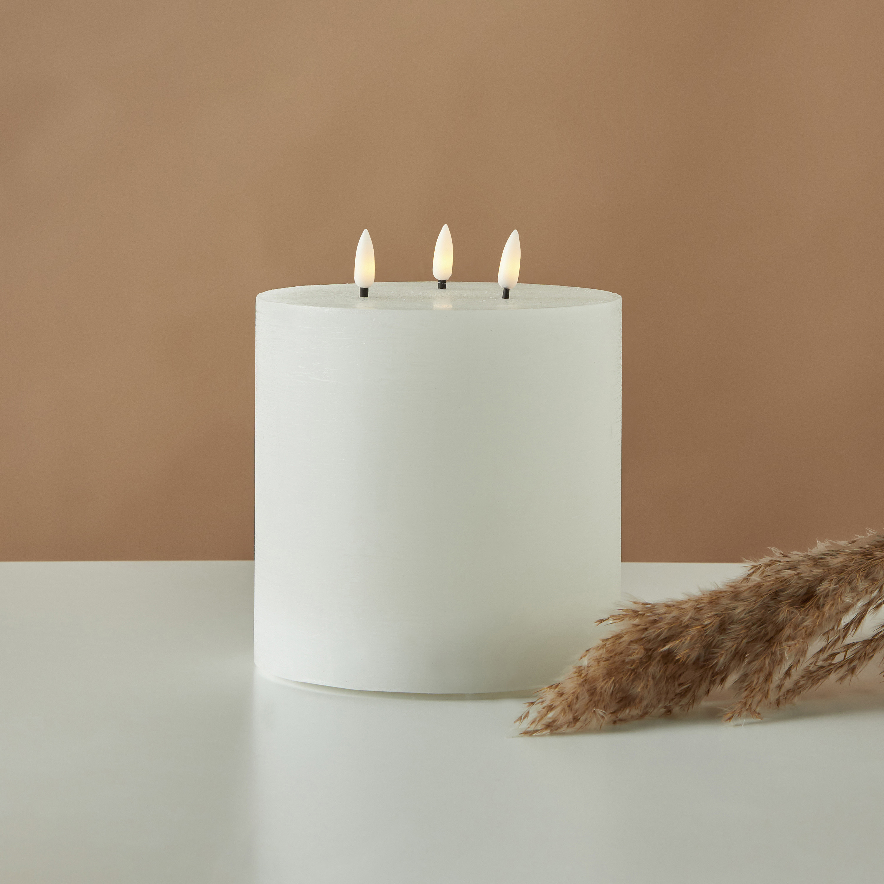 شمعة عمودية إل إي دي 3 فتائل بدون لهب من كانتري فيلد إسينشيالز -18 سم-household-homefragrance-candles-image-1